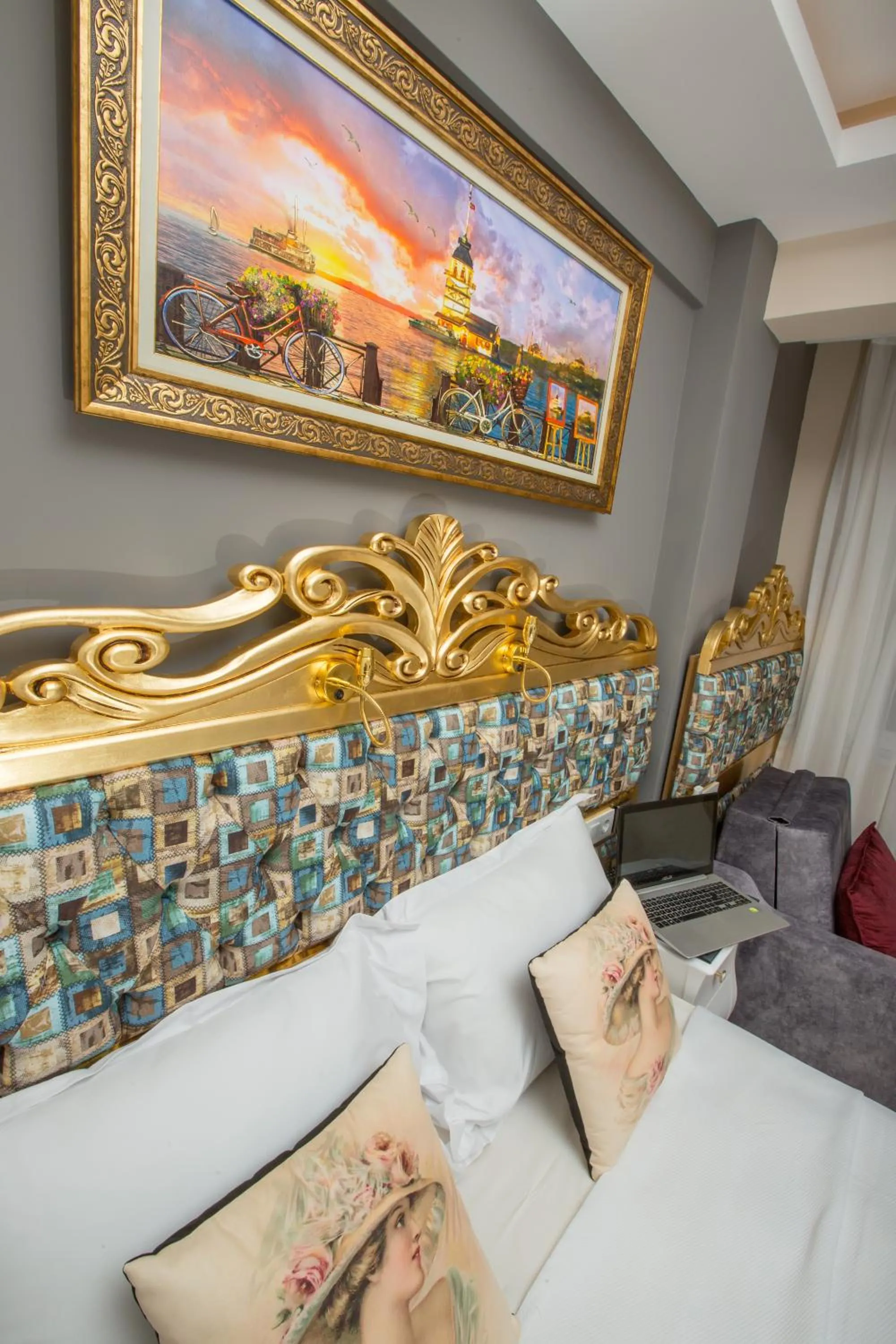 Living room, Bed in Atlantis Royal Hotel