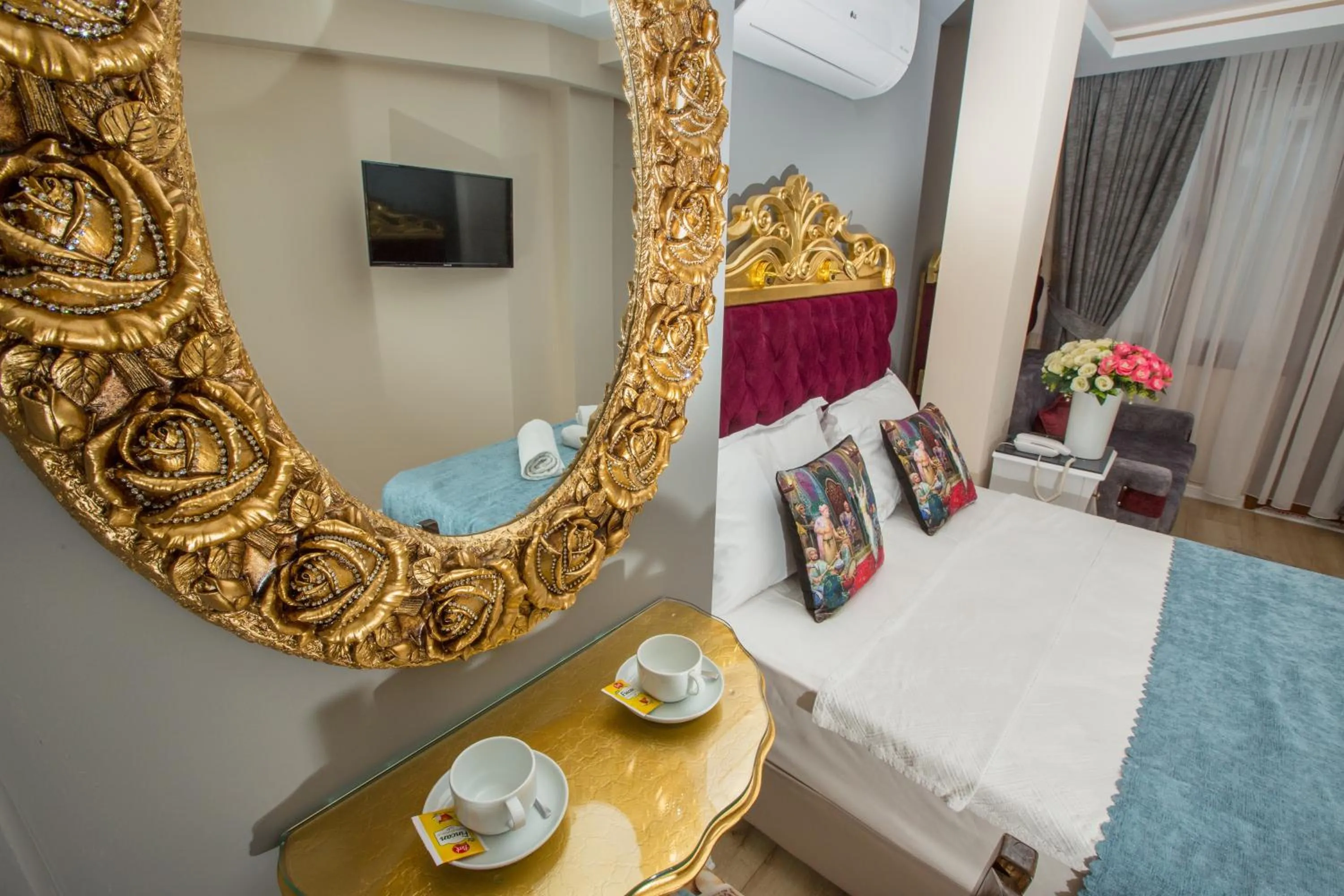 Living room, Bed in Atlantis Royal Hotel