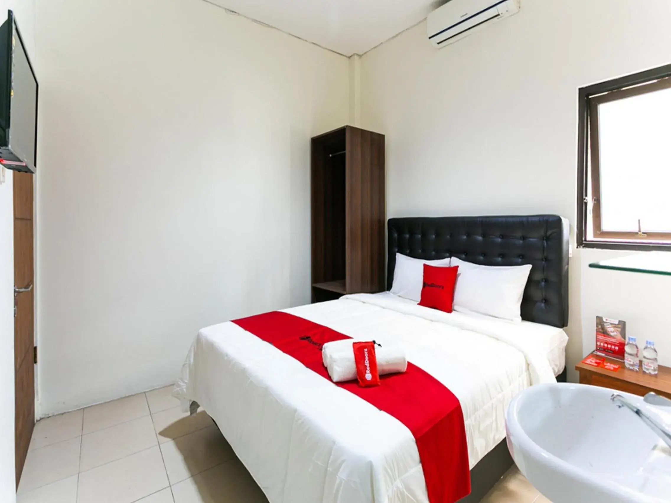 Standard Double Room in RedDoorz @ Urip Sumoharjo Solo Standard Double Room in RedDoorz @ Urip Sumoharjo Solo
