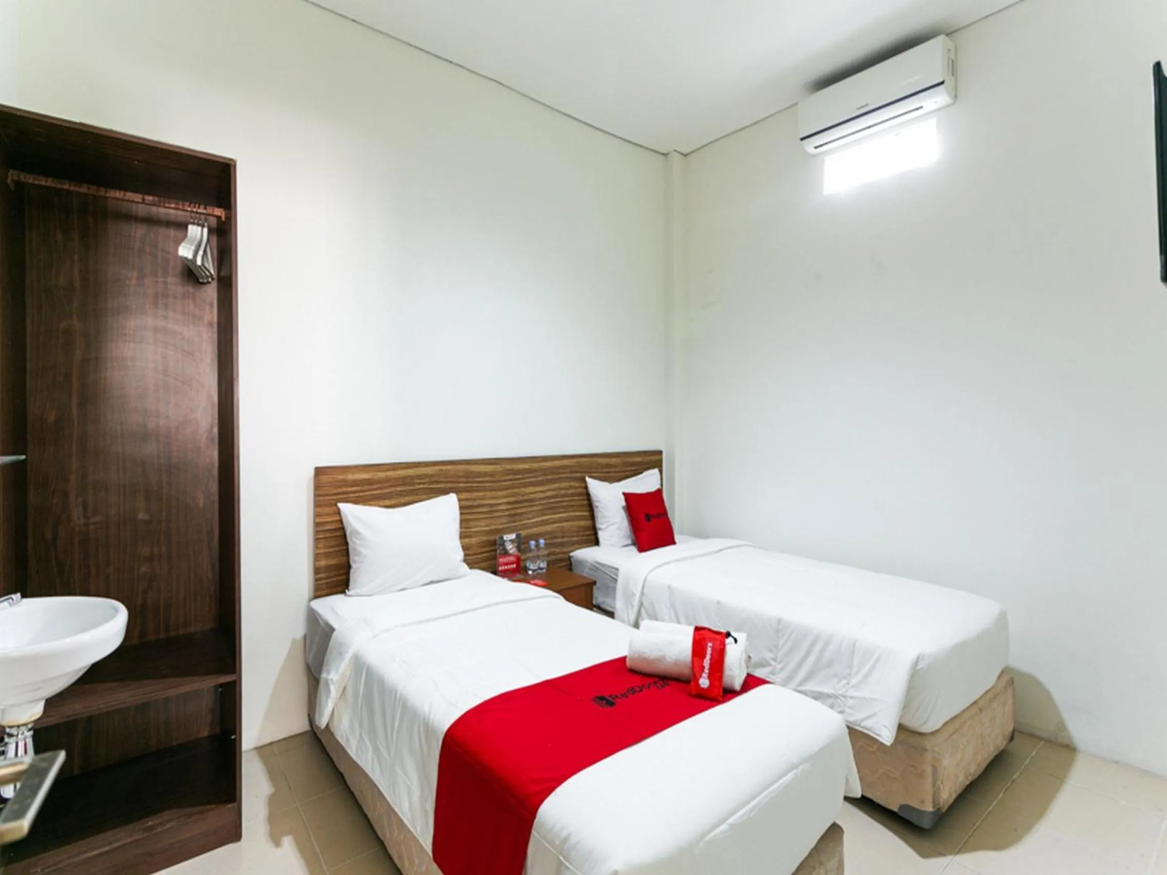 Bedroom, Bed in RedDoorz @ Urip Sumoharjo Solo