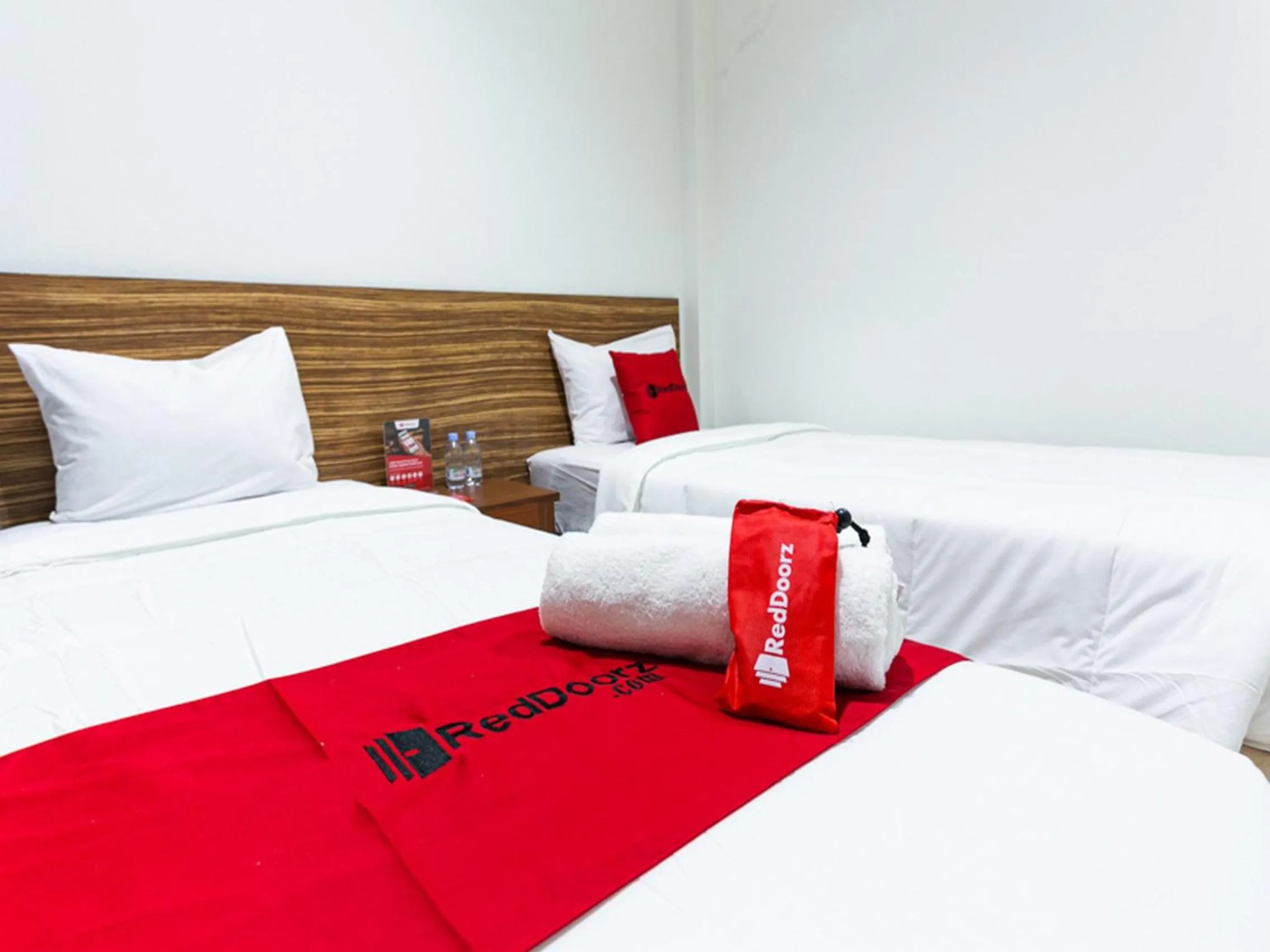 Bedroom, Bed in RedDoorz @ Urip Sumoharjo Solo