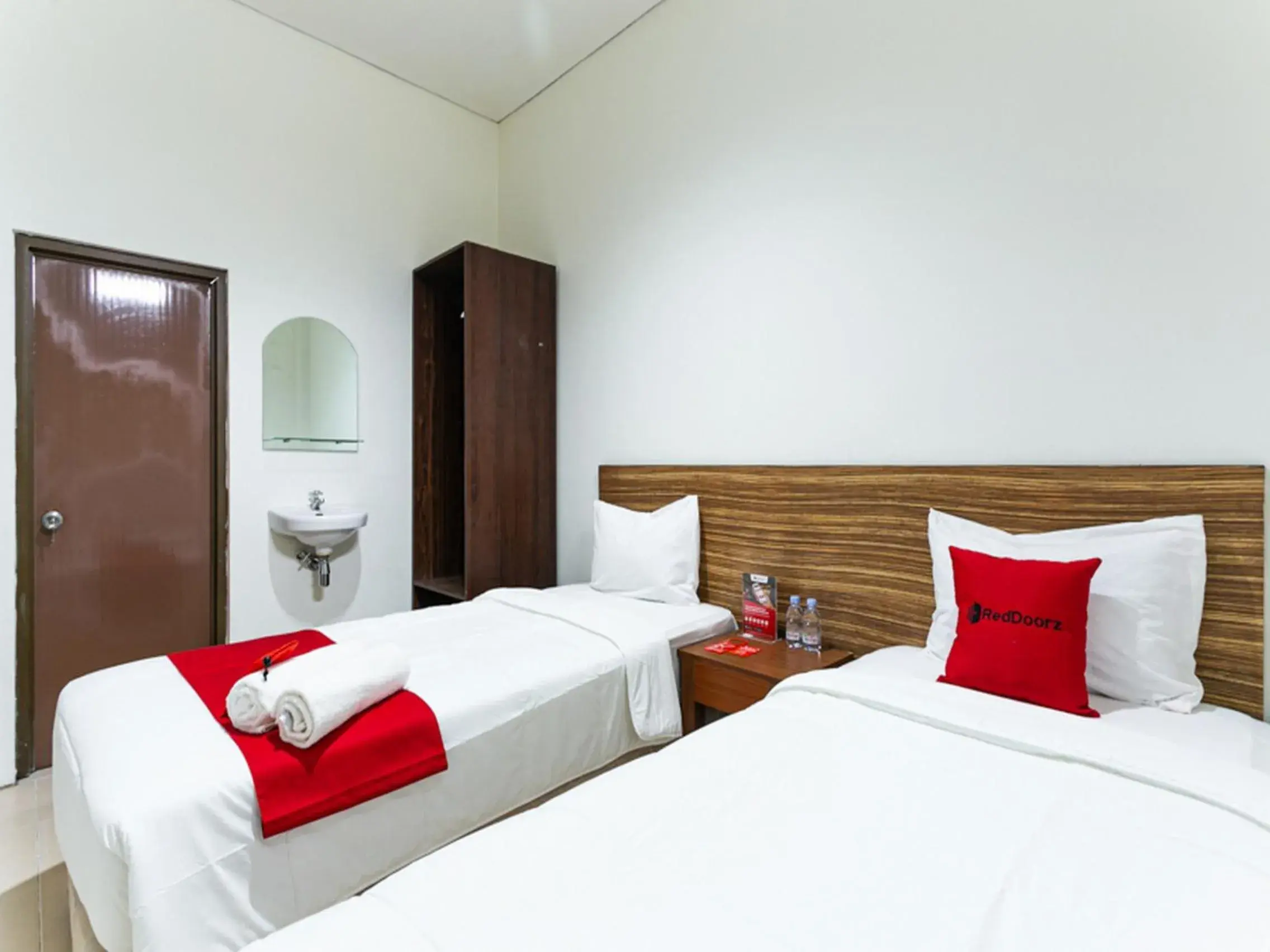 Standard Twin Room in RedDoorz @ Urip Sumoharjo Solo Standard Twin Room in RedDoorz @ Urip Sumoharjo Solo