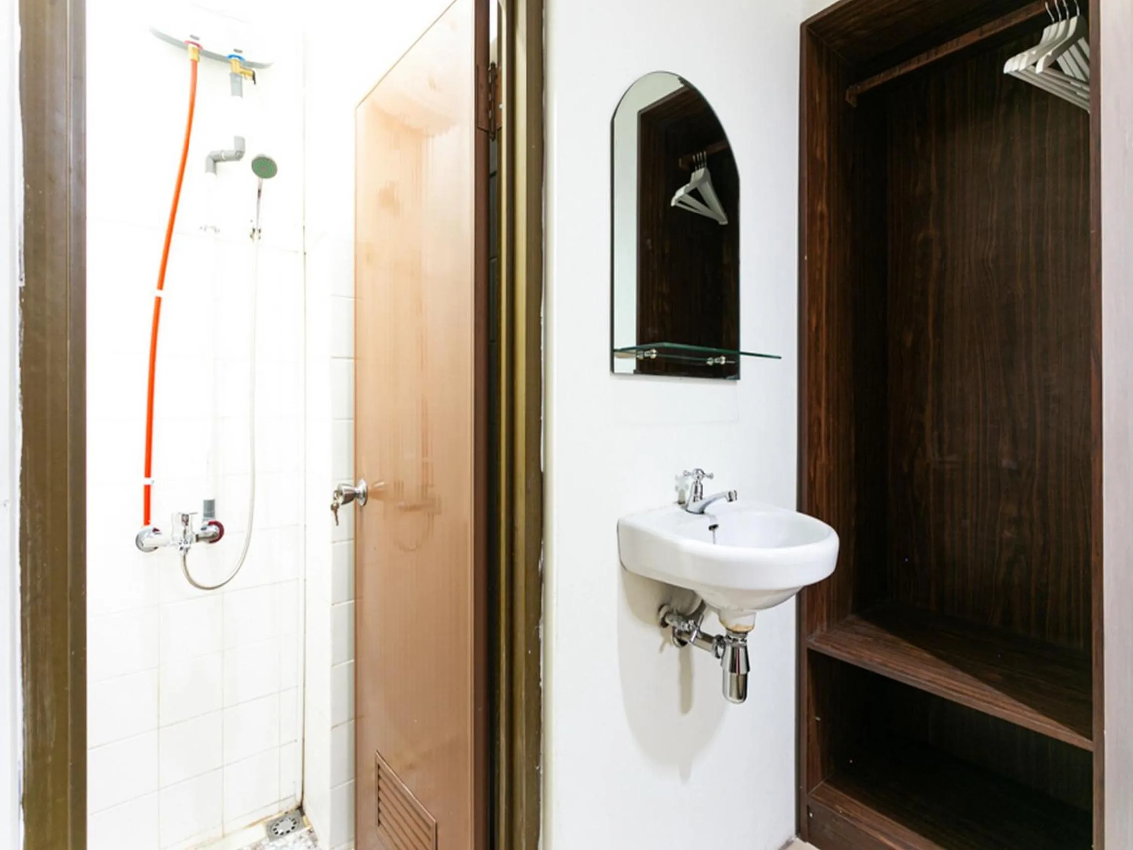 Bathroom in RedDoorz @ Urip Sumoharjo Solo