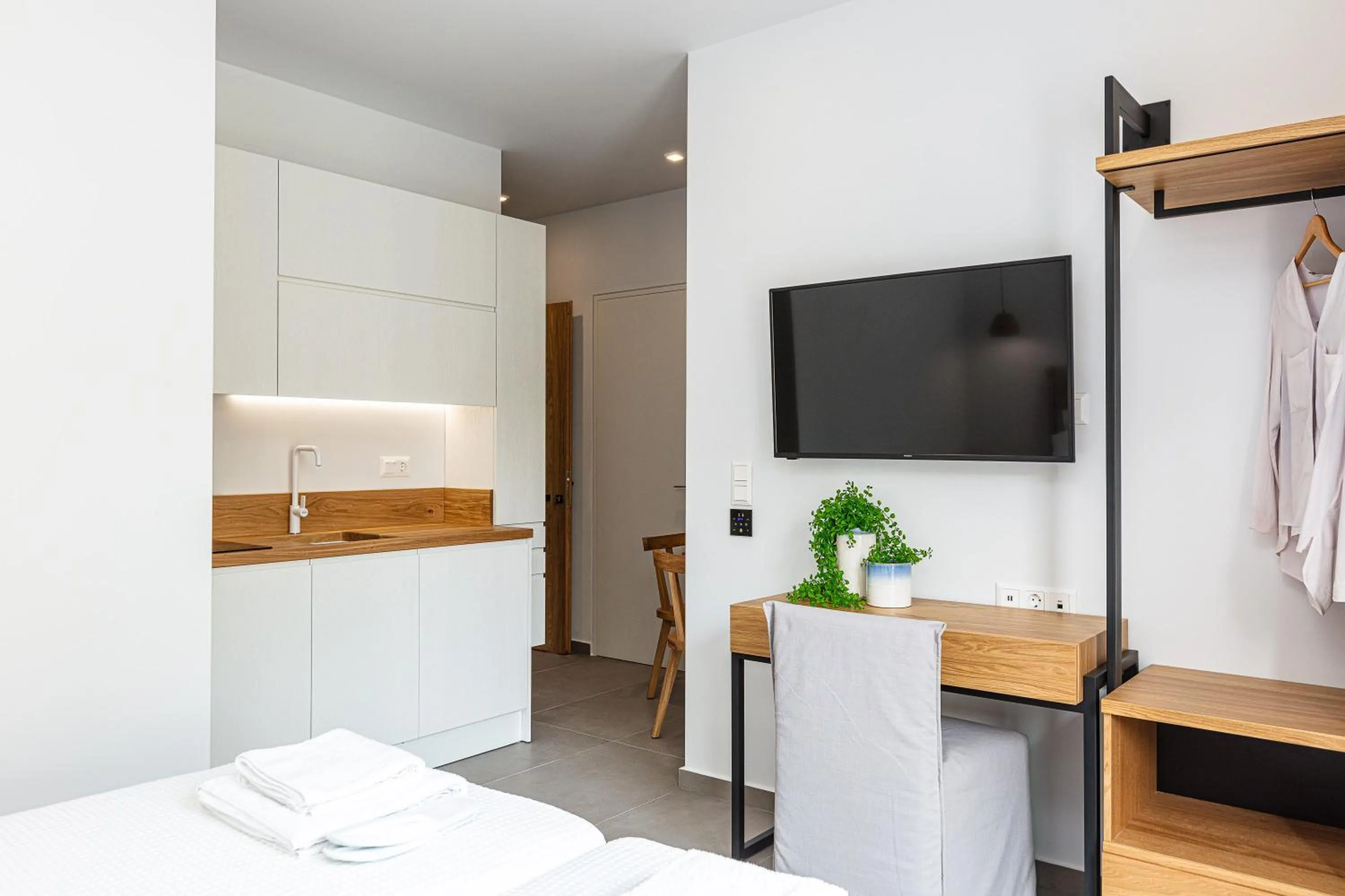 TV and multimedia in North Coast Seaside Suites