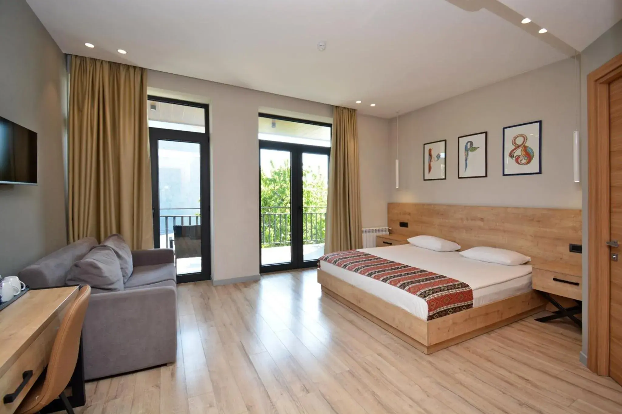 Deluxe Room (2 Adults + 1 Child) in Andor Hotel Deluxe Room (2 Adults + 1 Child) in Andor Hotel