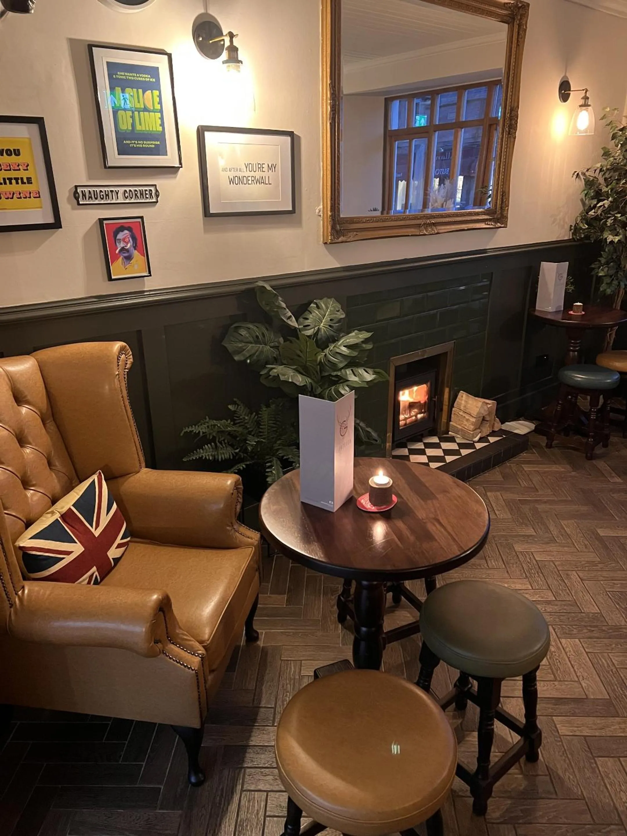 Lounge or bar in The Glendevon Hotel