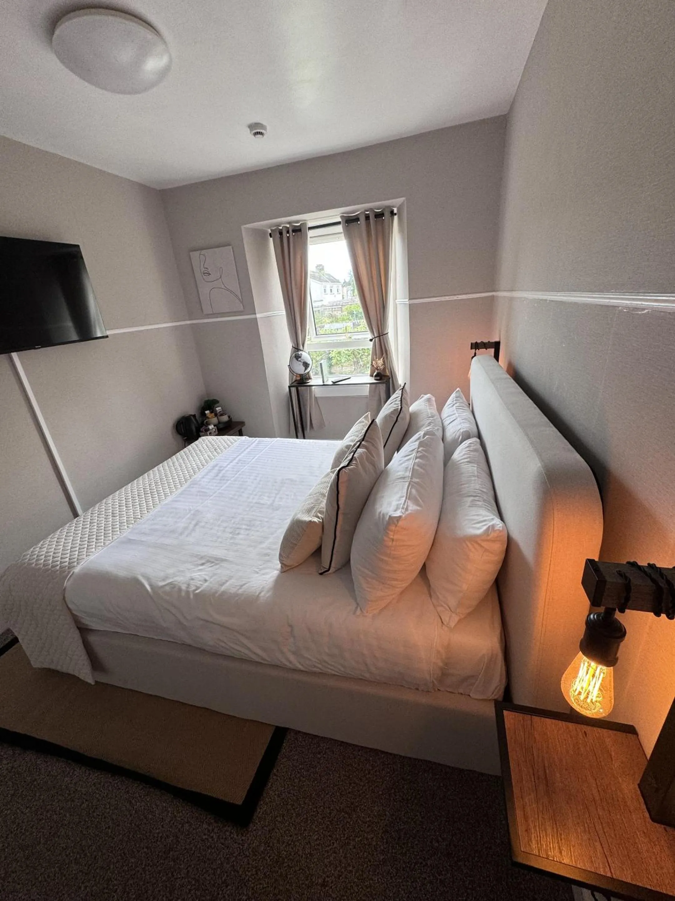 Bedroom, Bed in The Glendevon Hotel