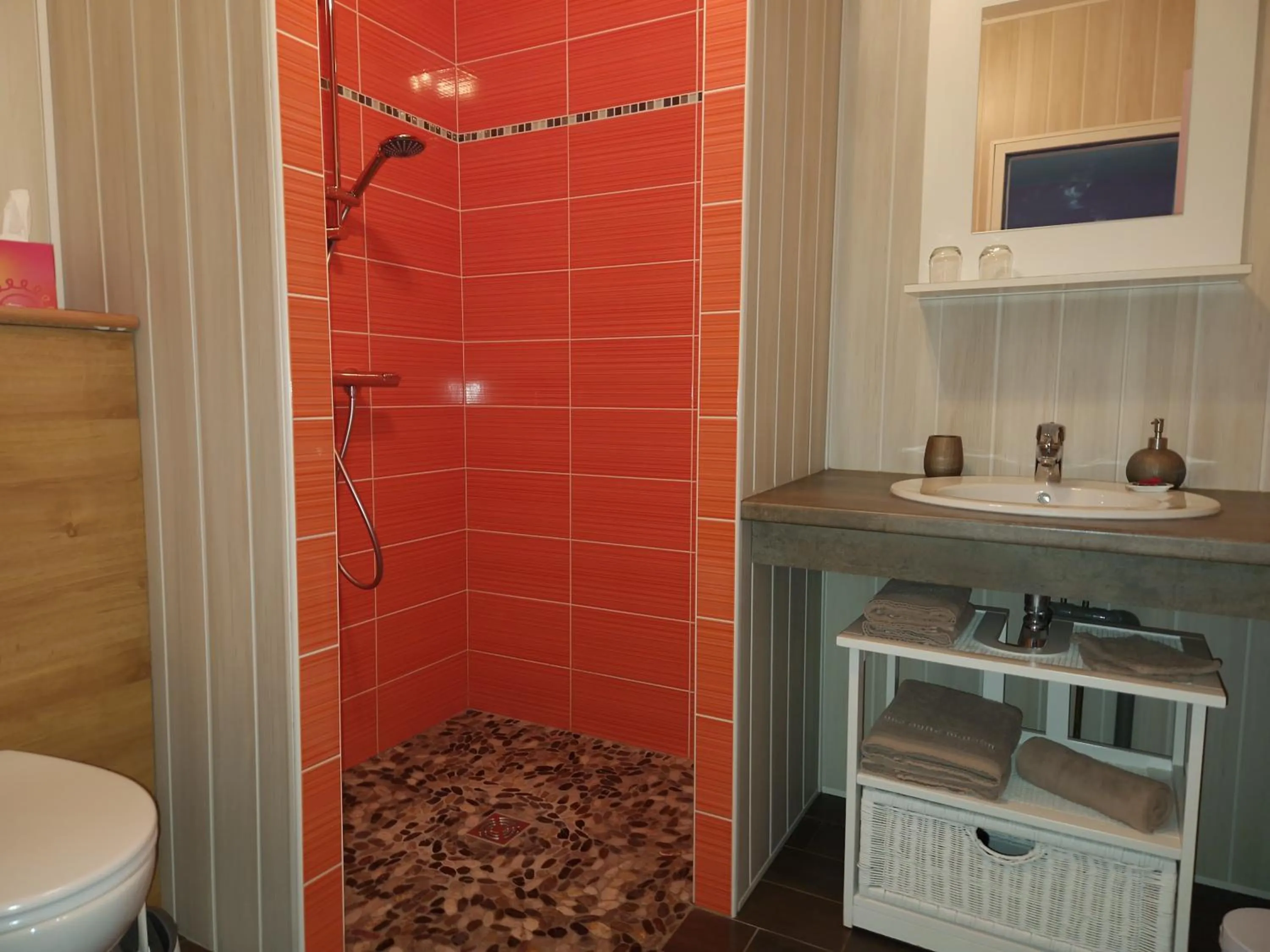 Bathroom in Chambres d'hôtes Une autre maison