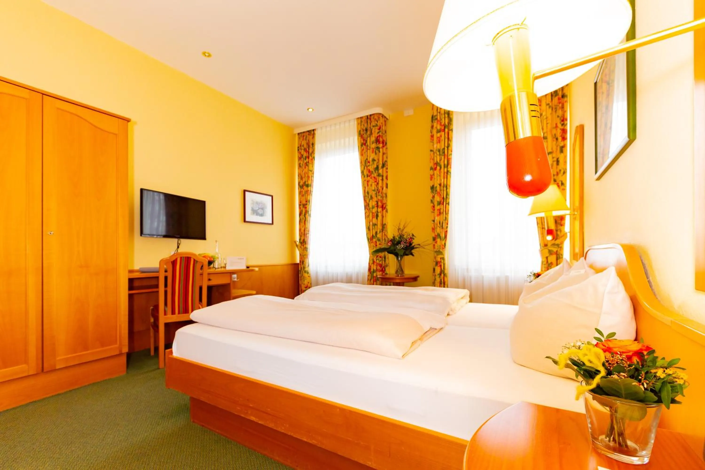 Photo of the whole room, Bed in Parkhotel Traunstein