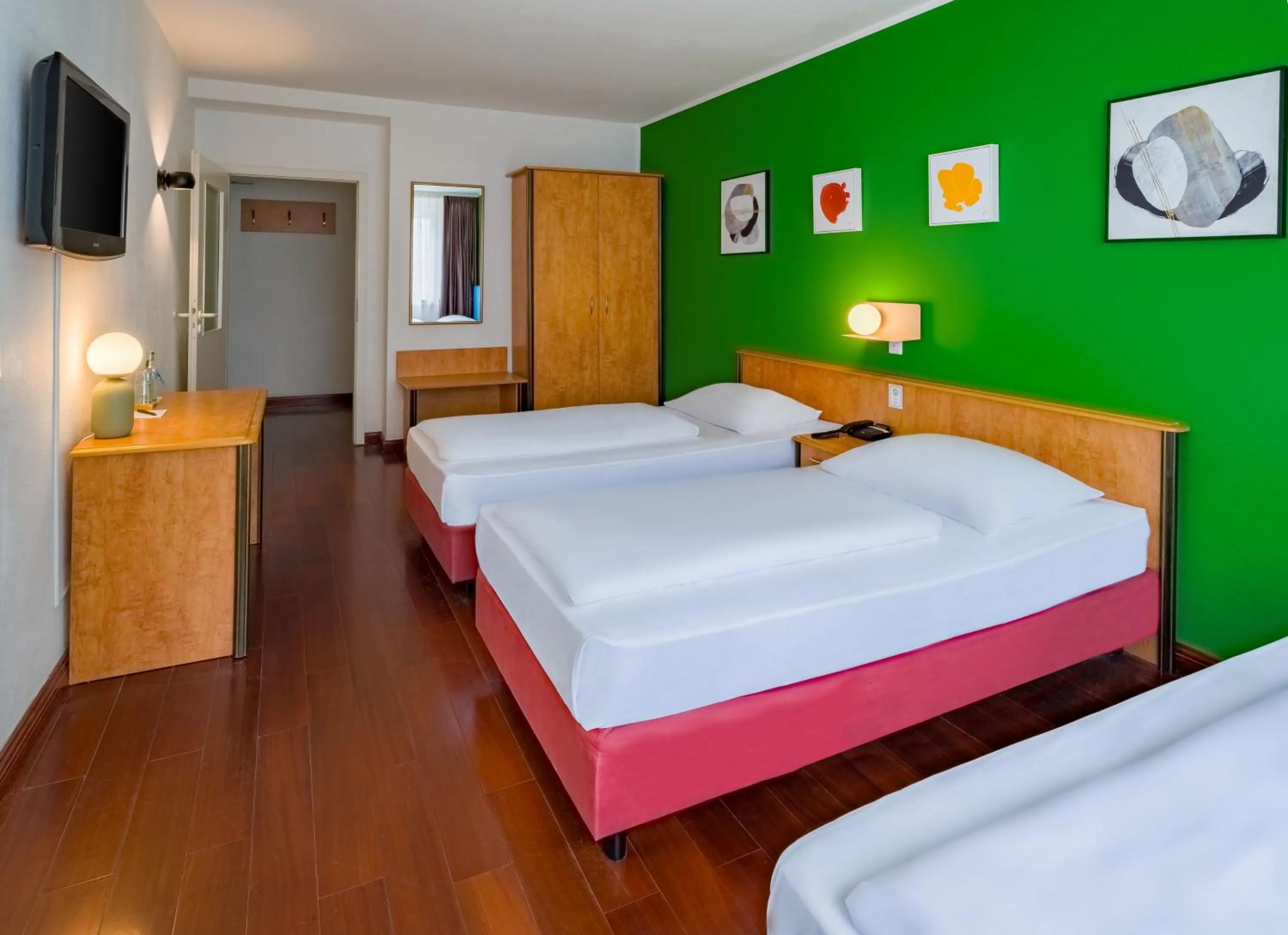 Photo of the whole room, Bed in Rugs Hotel Düsseldorf - Self Check-In