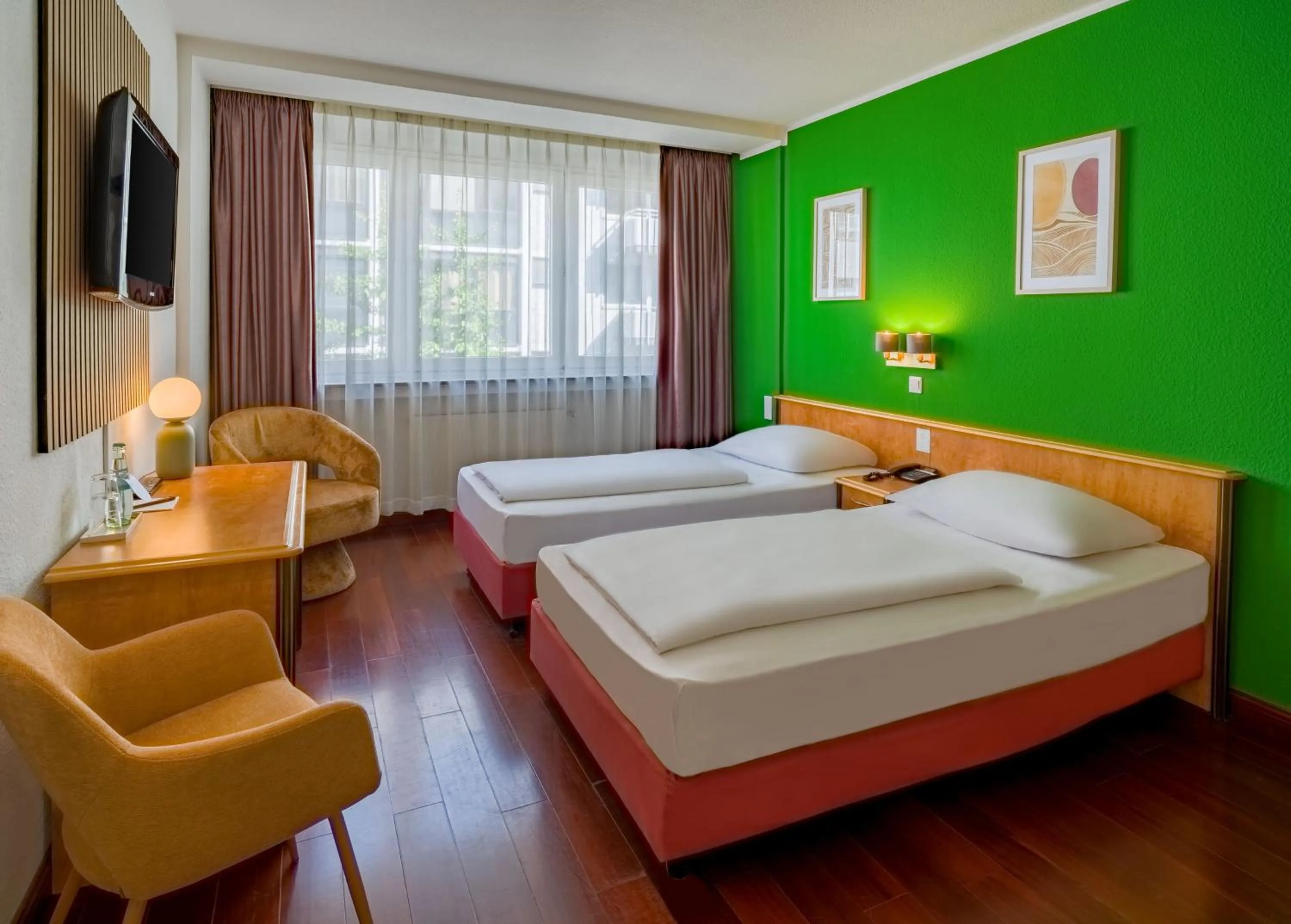 Photo of the whole room, Bed in Rugs Hotel Düsseldorf - Self Check-In