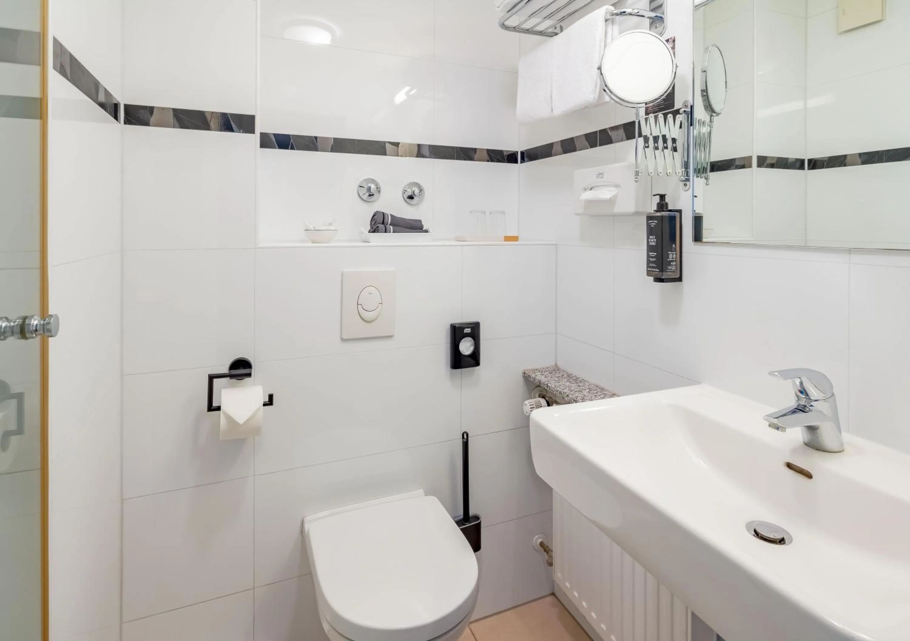 Bathroom in Rugs Hotel Düsseldorf - Self Check-In