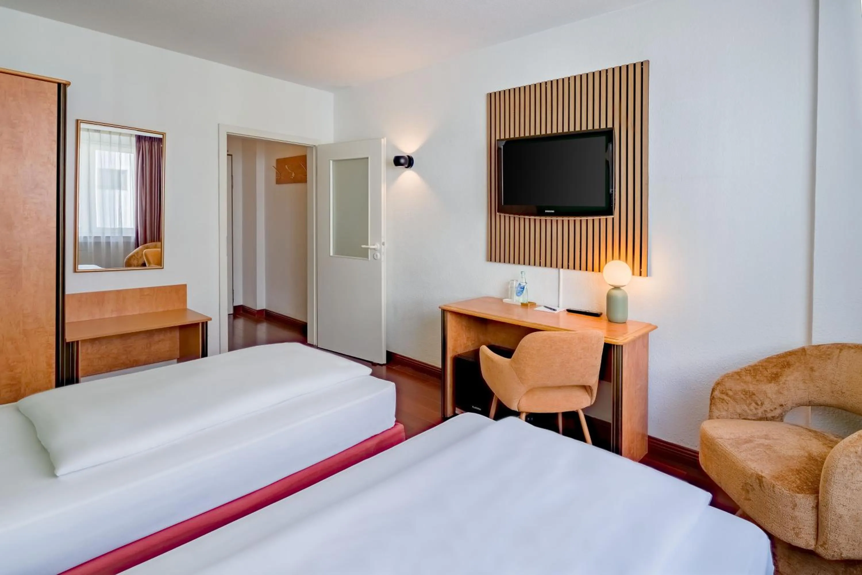 Photo of the whole room, Bed in Rugs Hotel Düsseldorf - Self Check-In