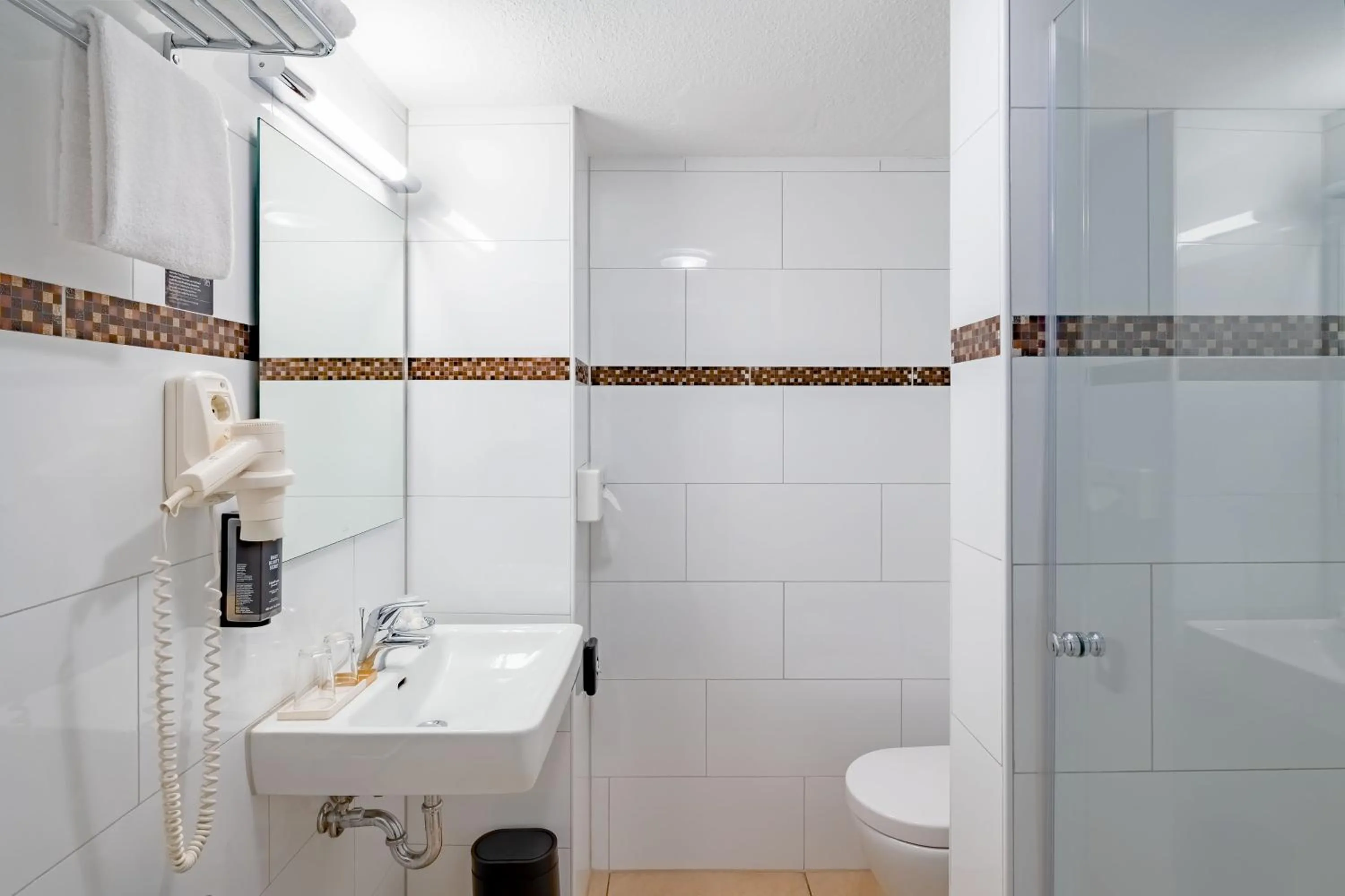 Bathroom in Rugs Hotel Düsseldorf - Self Check-In