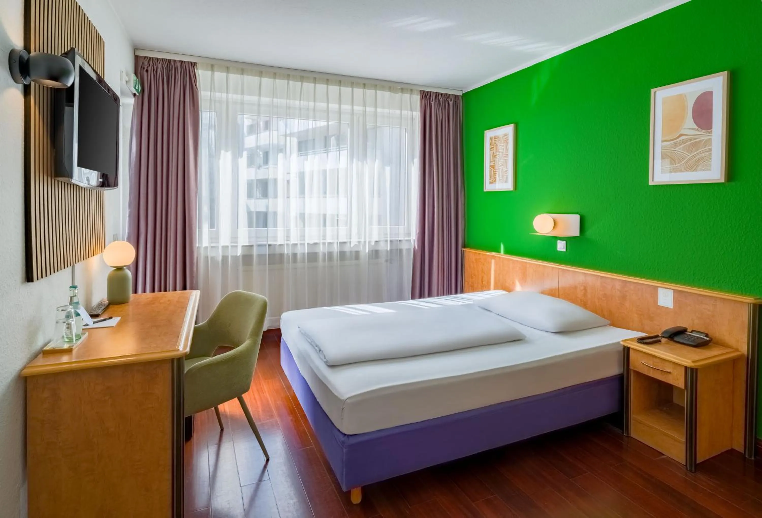 Photo of the whole room, Bed in Rugs Hotel Düsseldorf - Self Check-In