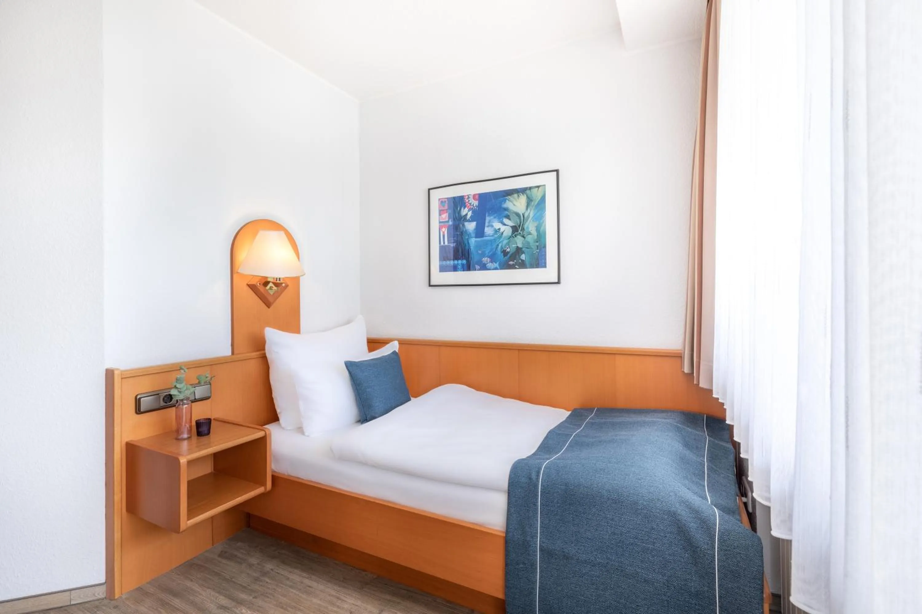 Photo of the whole room, Bed in Hotel Elisenhof Mönchengladbach