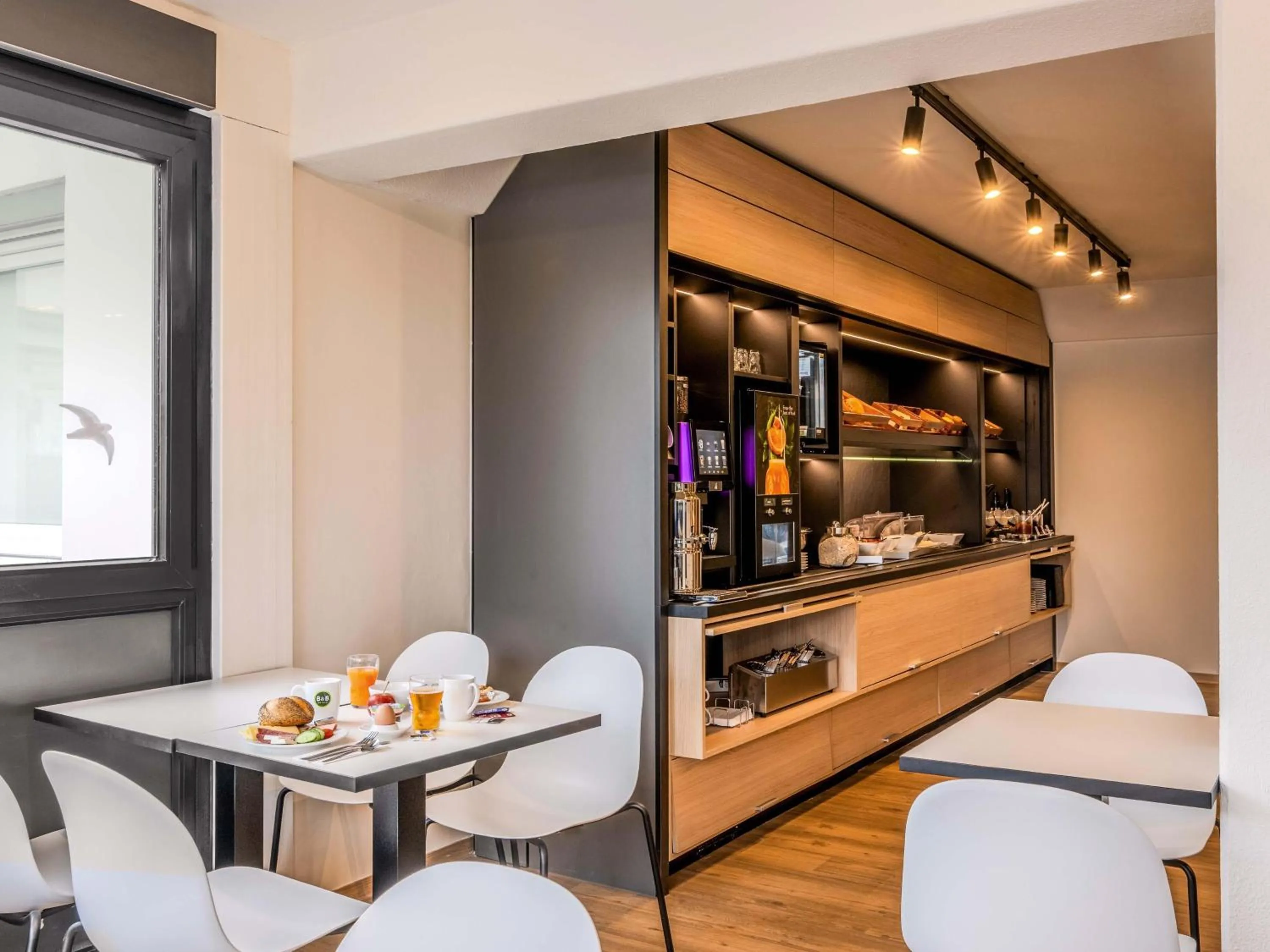 Lounge or bar in B&B HOTEL Ingolstadt-Lenting