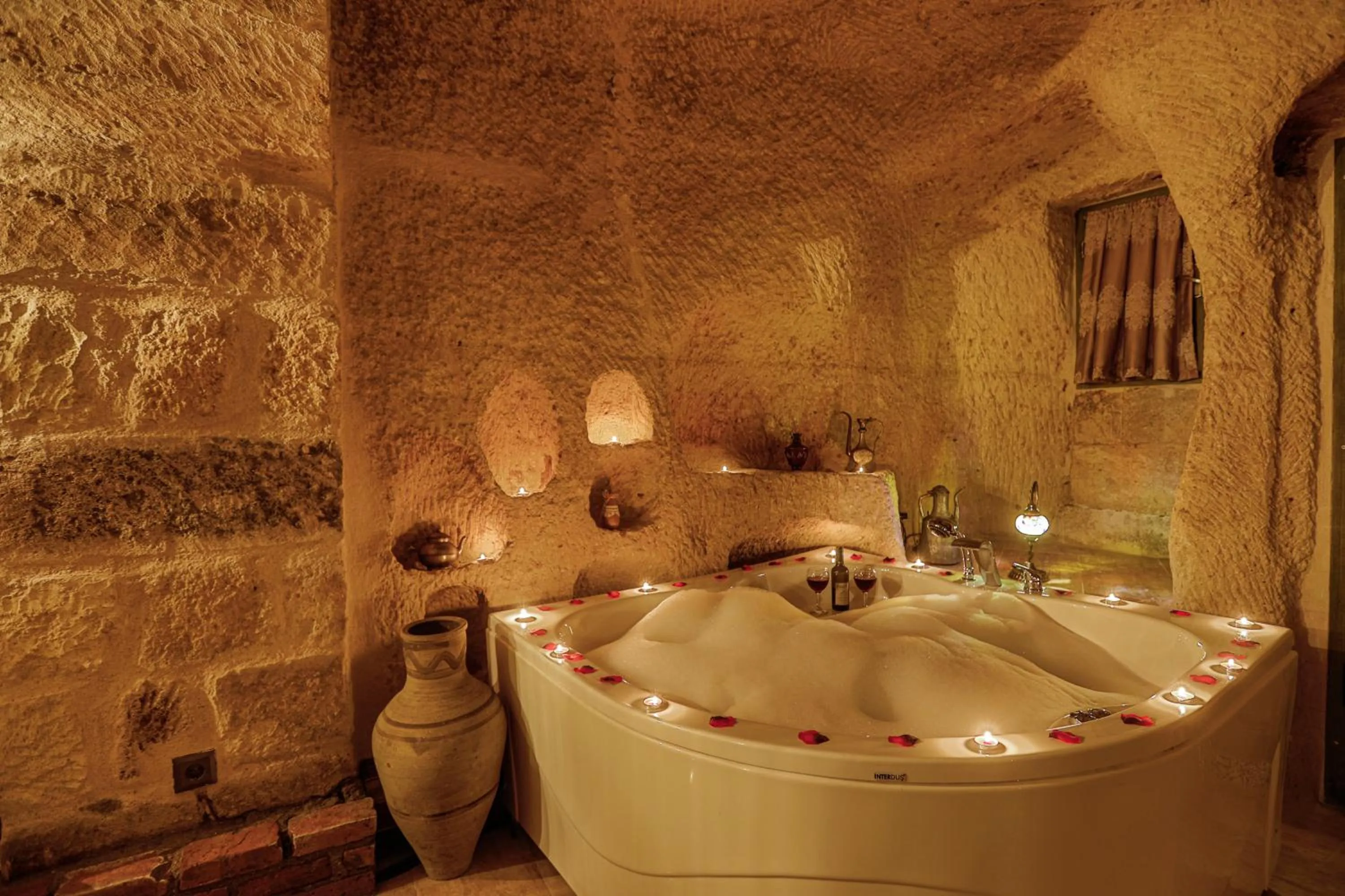 Hot Tub in Casia Cave Suites