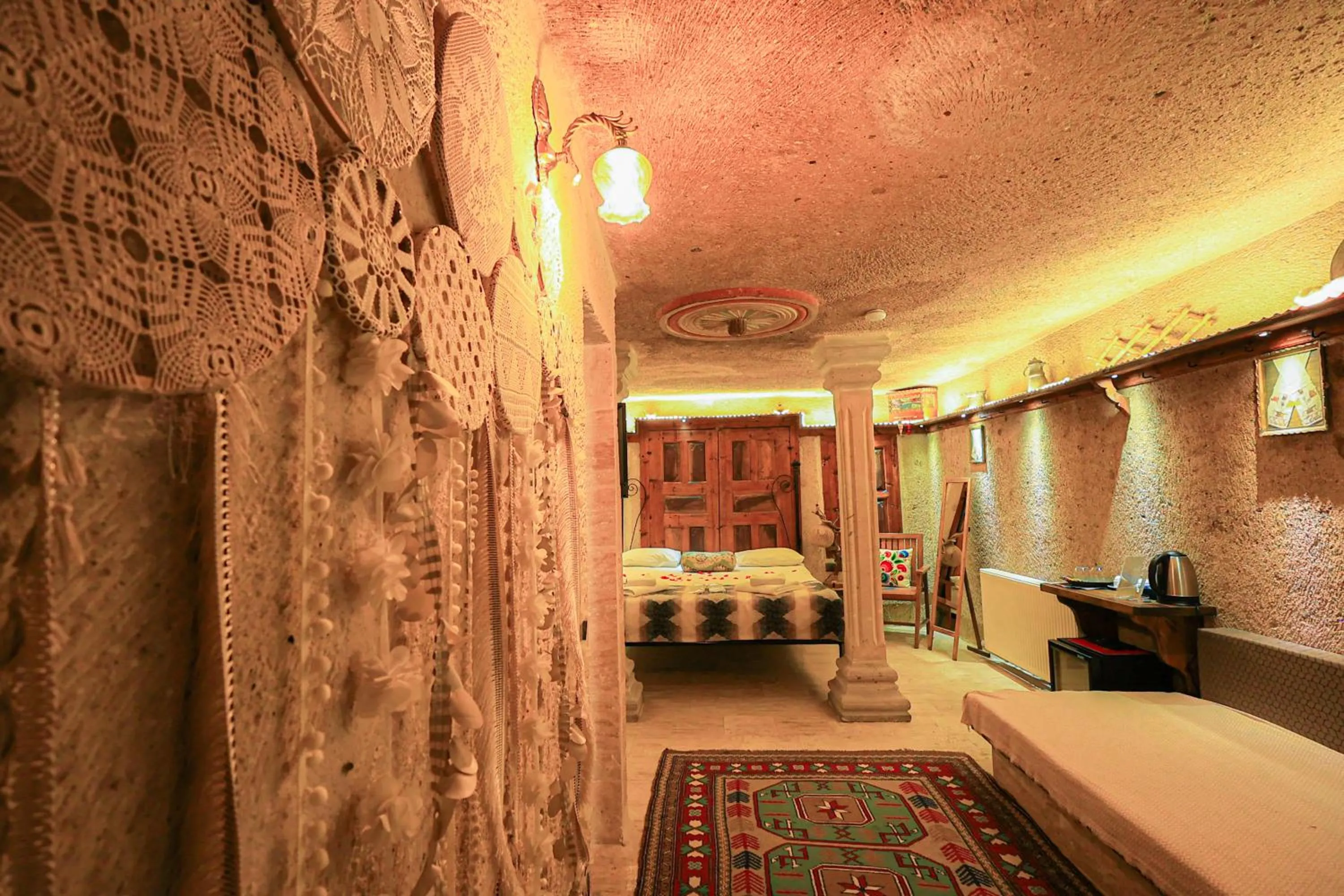 Photo of the whole room, Bed in Casia Cave Suites