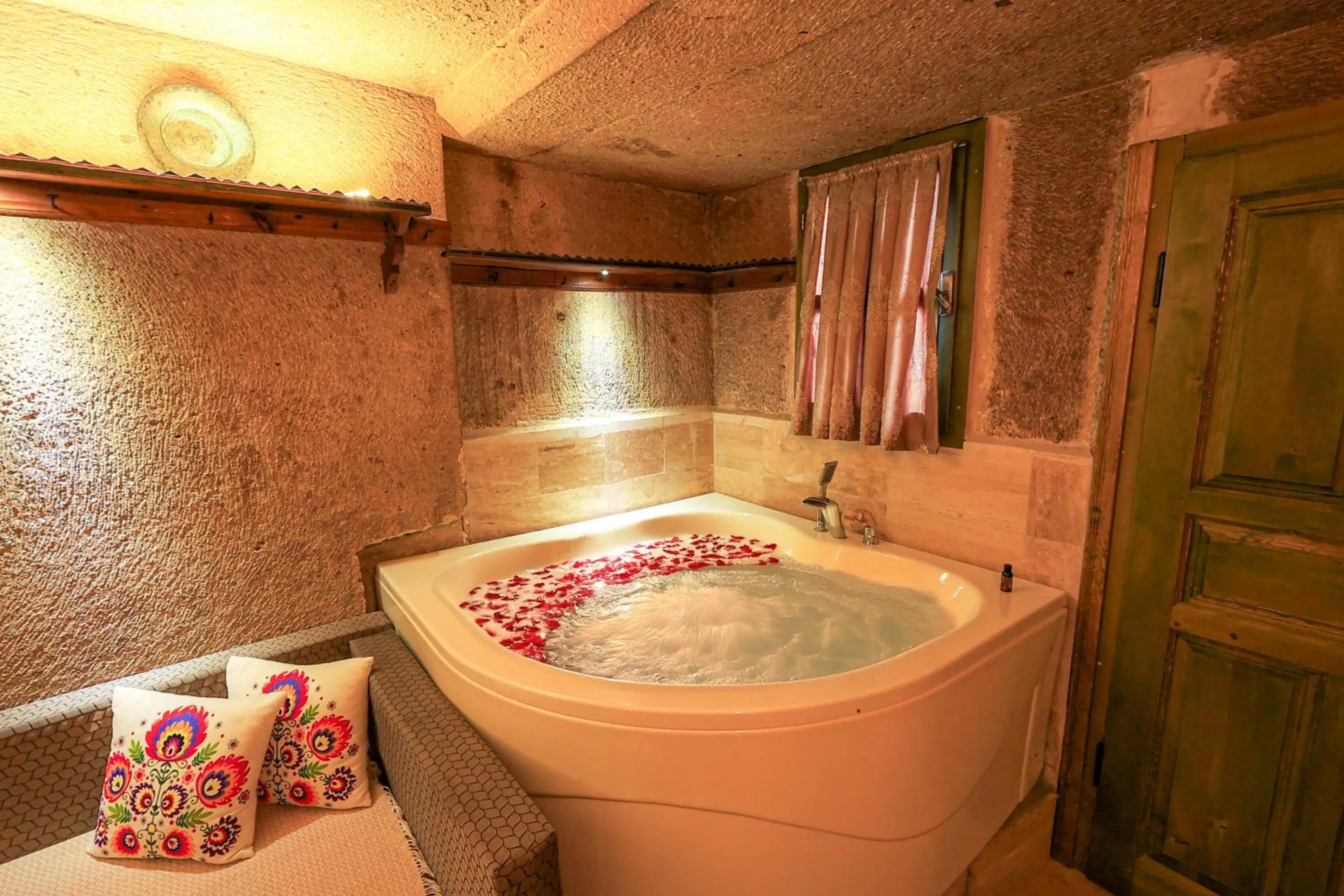 Hot Tub in Casia Cave Suites