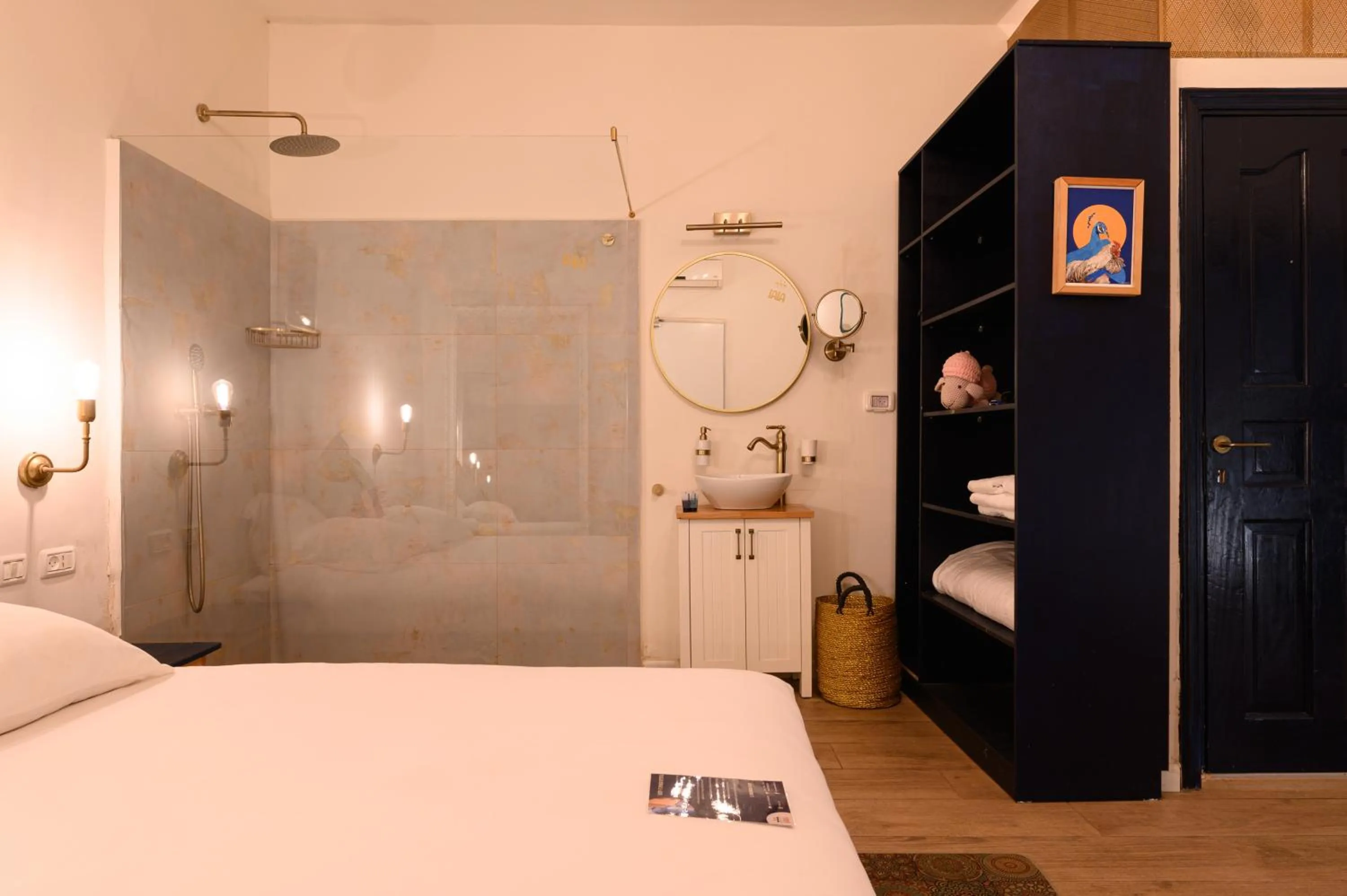 Shower, Bed in Tel-Aviv LALA Boutique Hotel