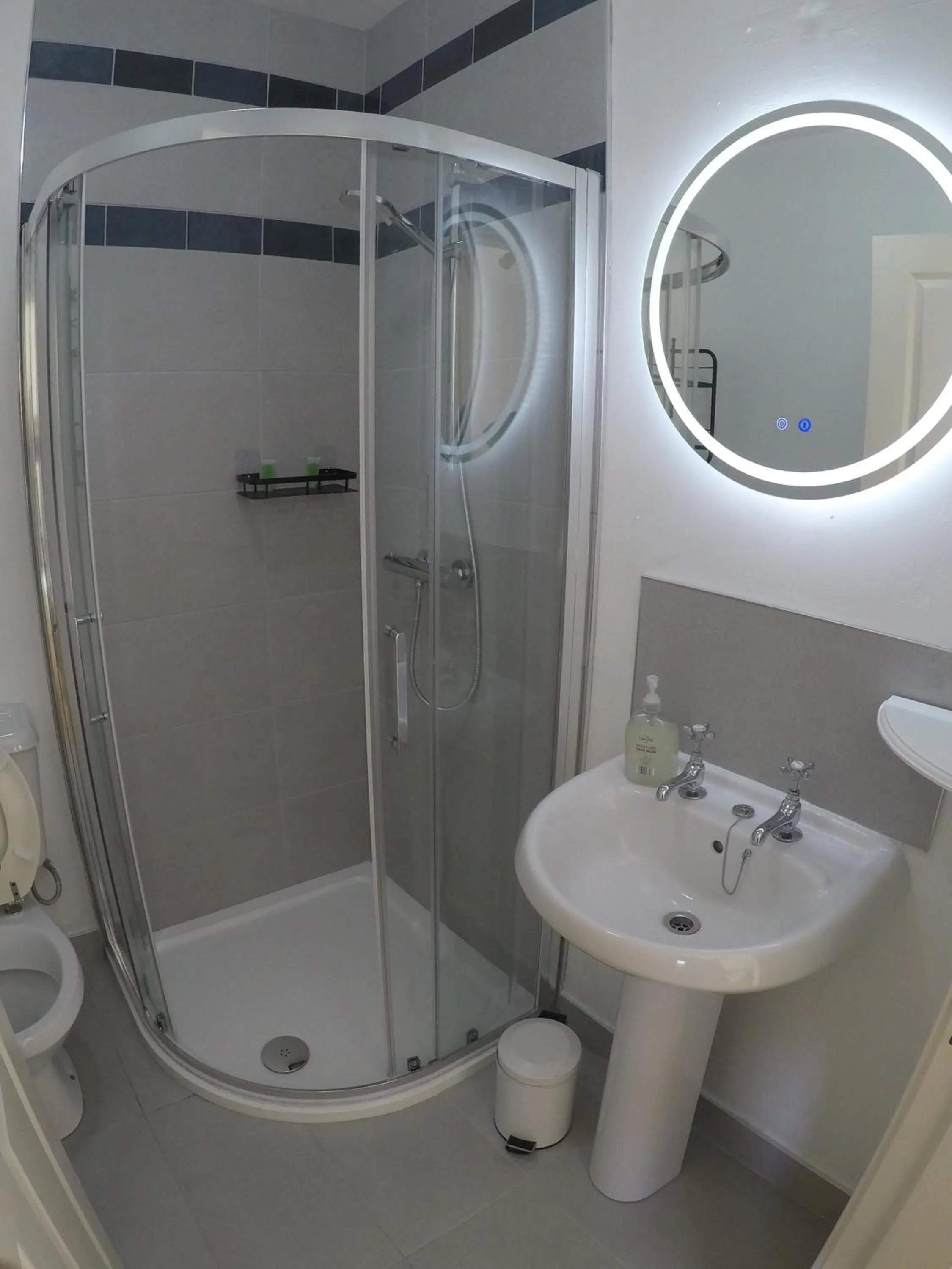 Shower in Seagull Cottage B&B