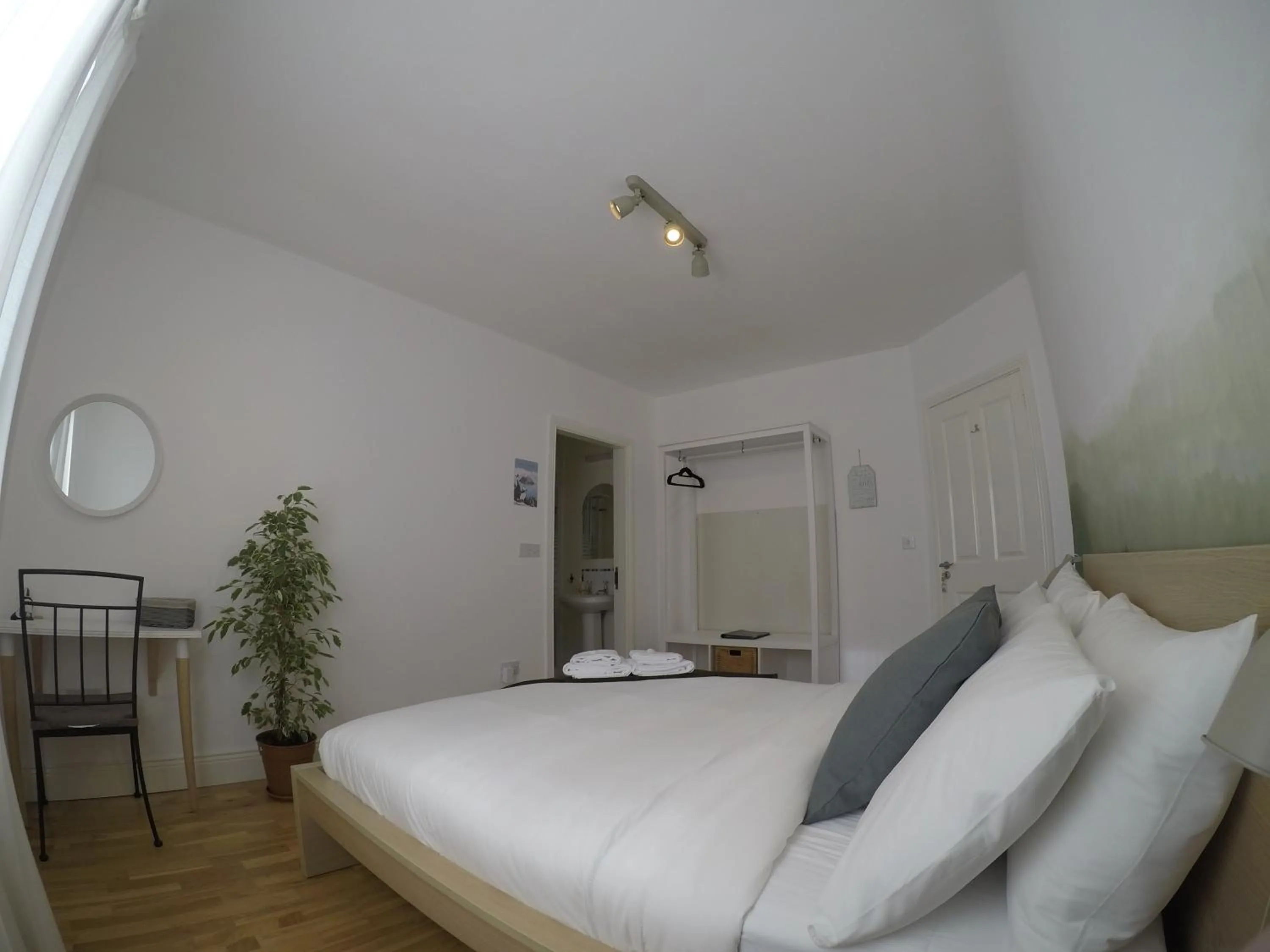 Photo of the whole room, Bed in Seagull Cottage B&B