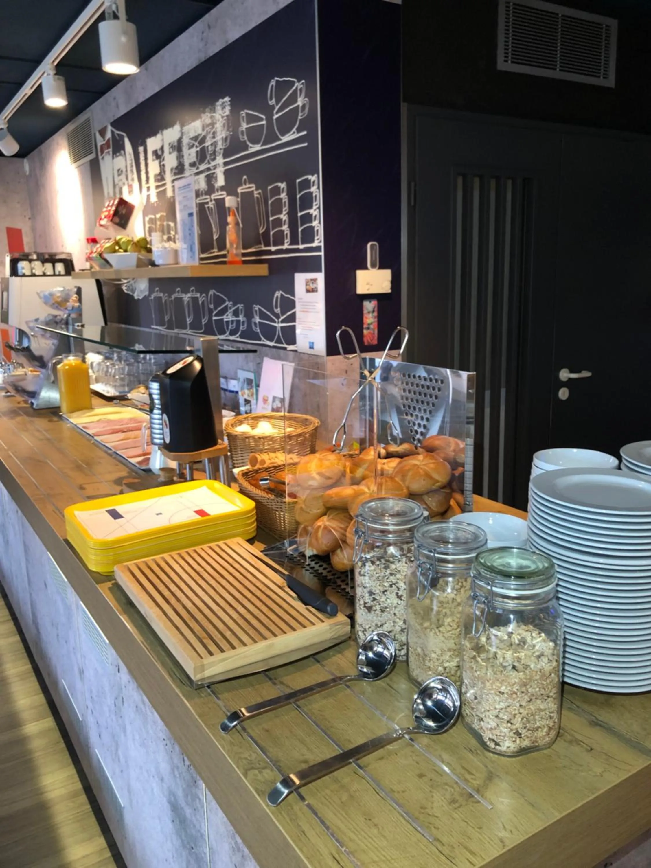 Food and drinks in ibis budget Muenchen Putzbrunn