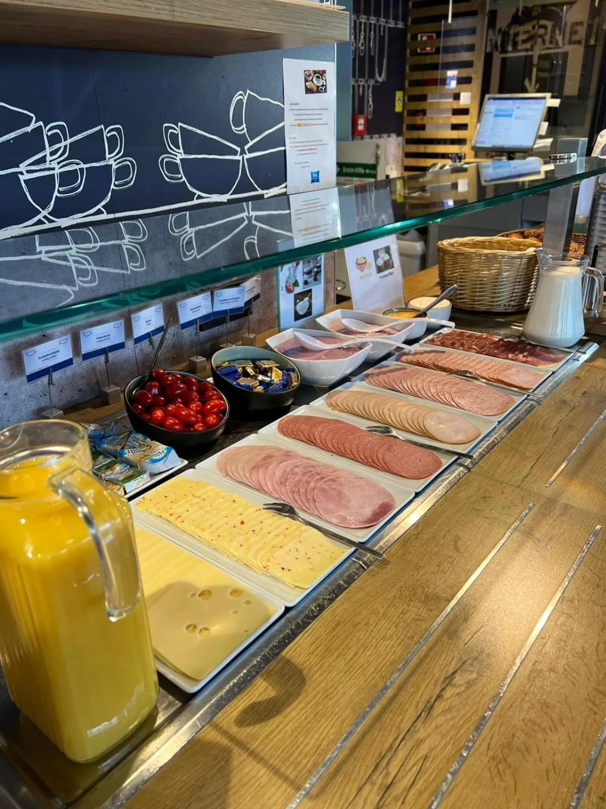 Food and drinks in ibis budget Muenchen Putzbrunn