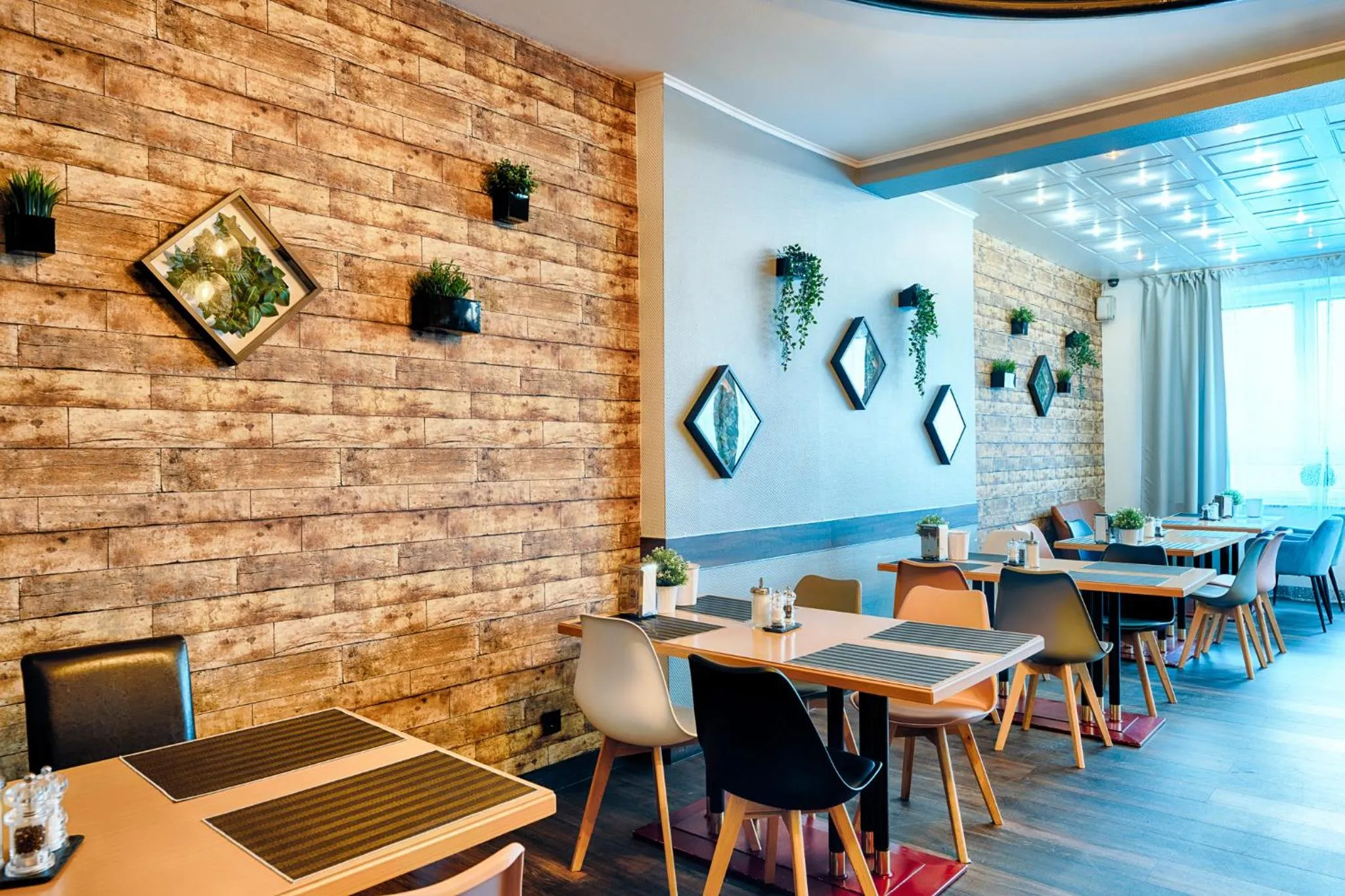 Restaurant/places to eat in Home Hotel