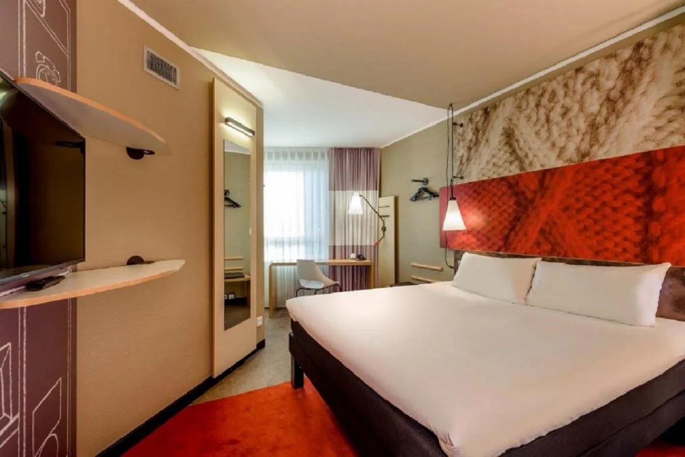 Photo of the whole room, Bed in ibis Köln Centrum