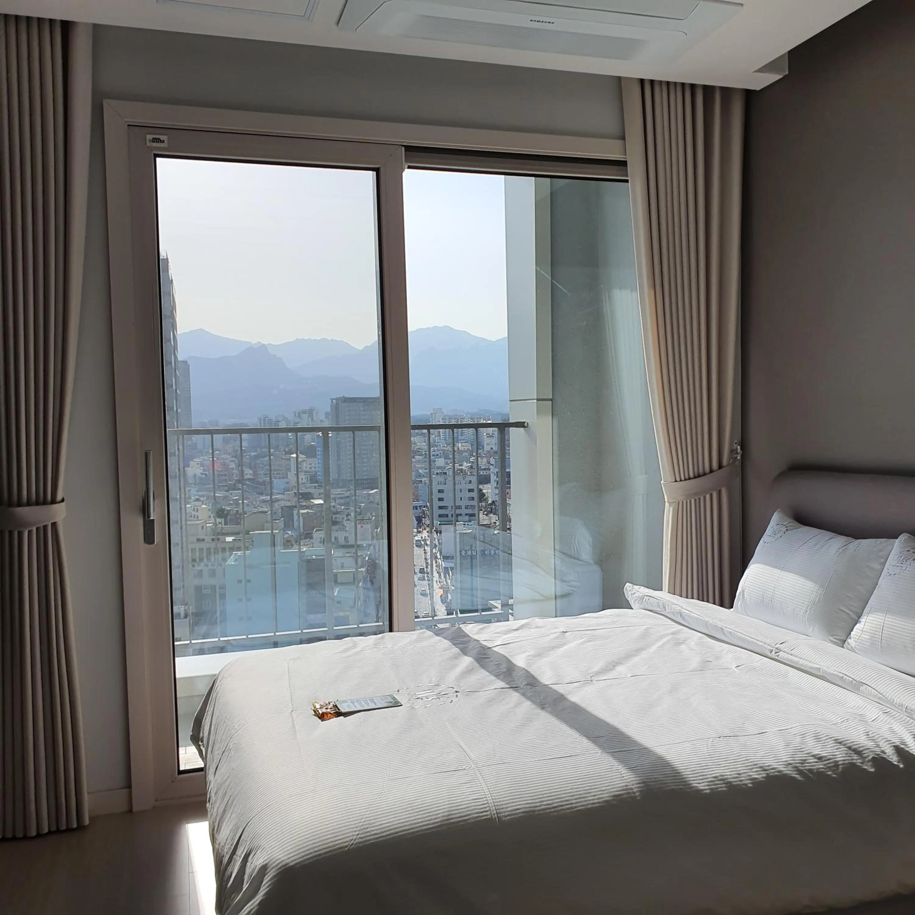 Bed in World State Hotel Sokcho