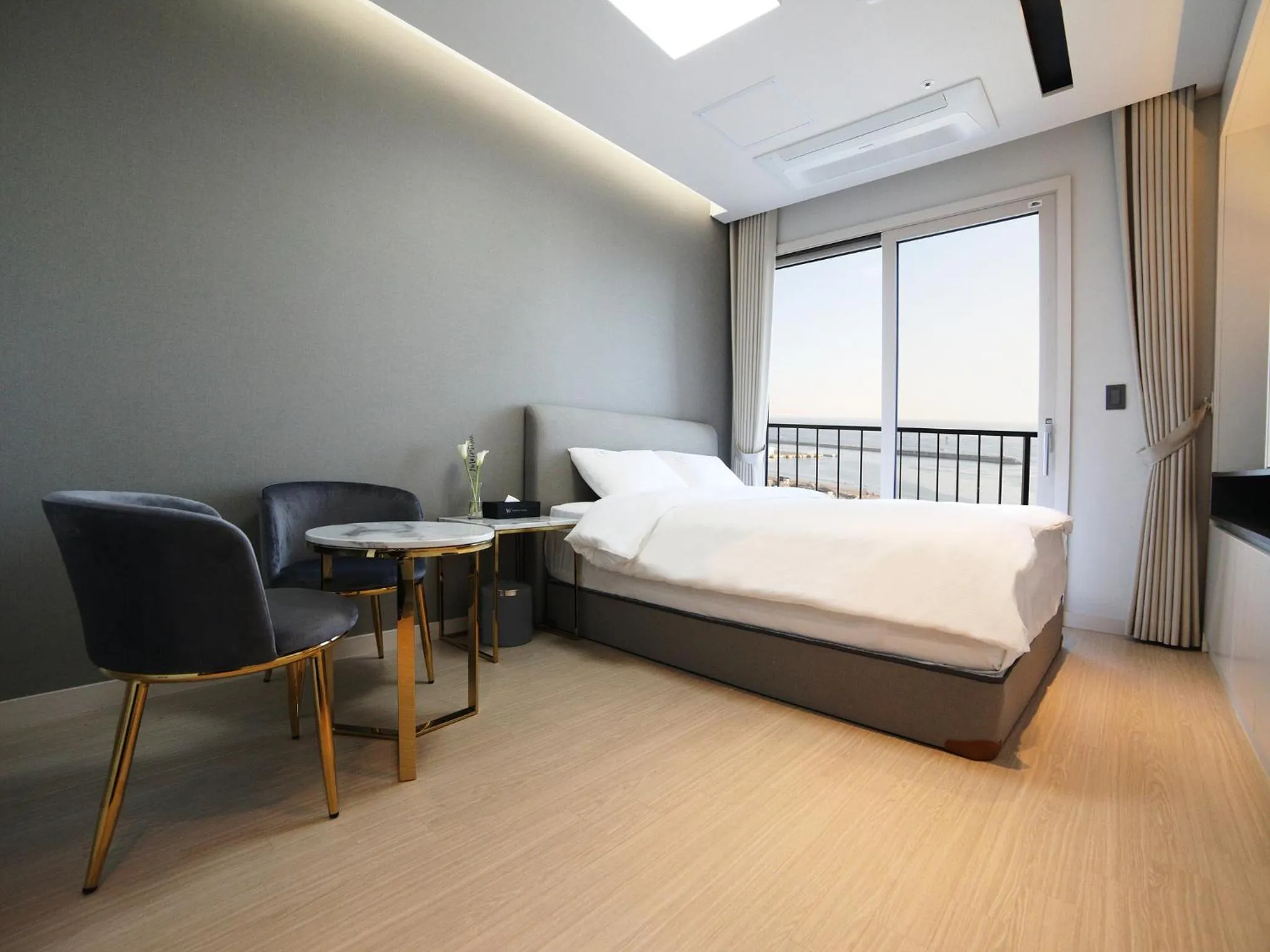 Bed in World State Hotel Sokcho