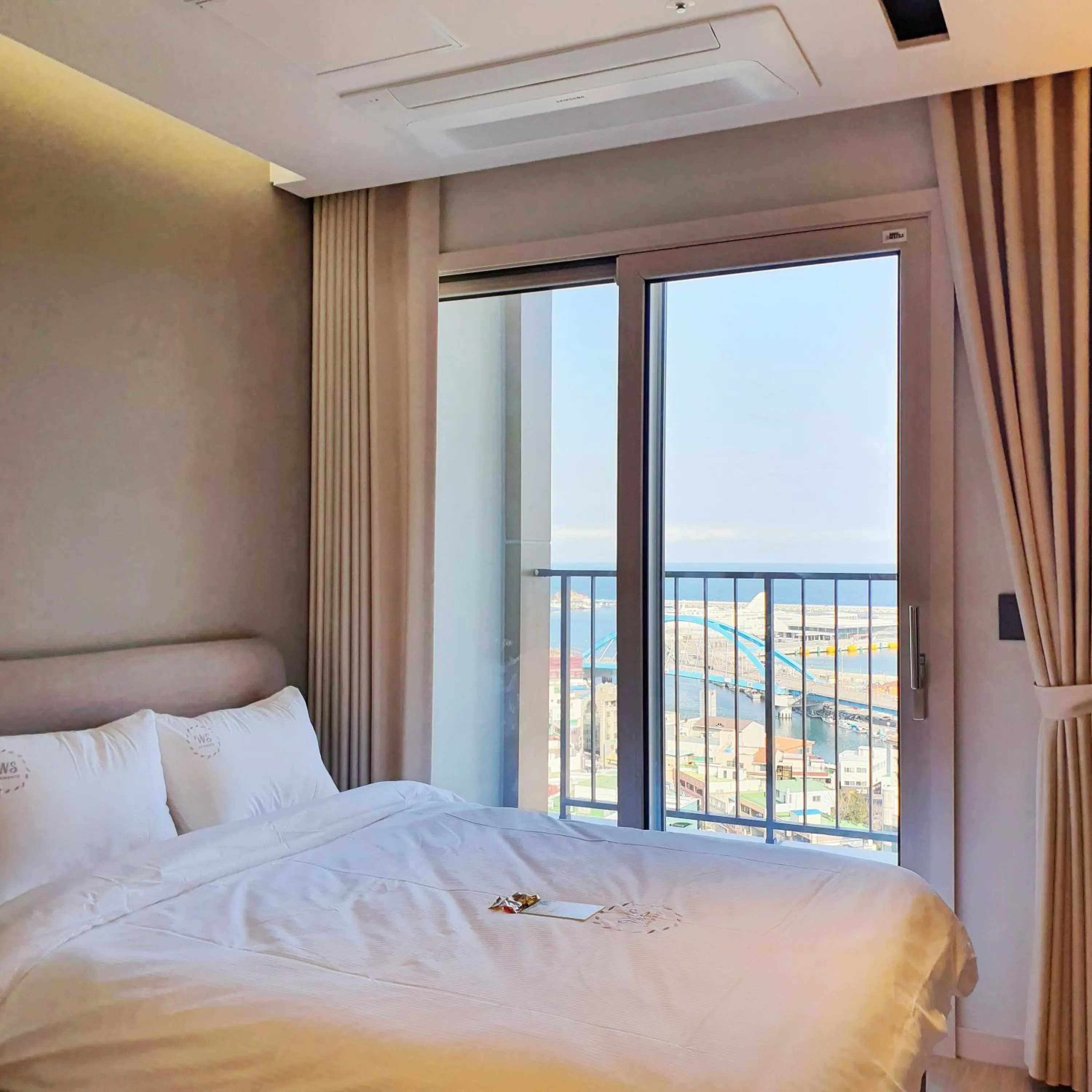 Bed in World State Hotel Sokcho