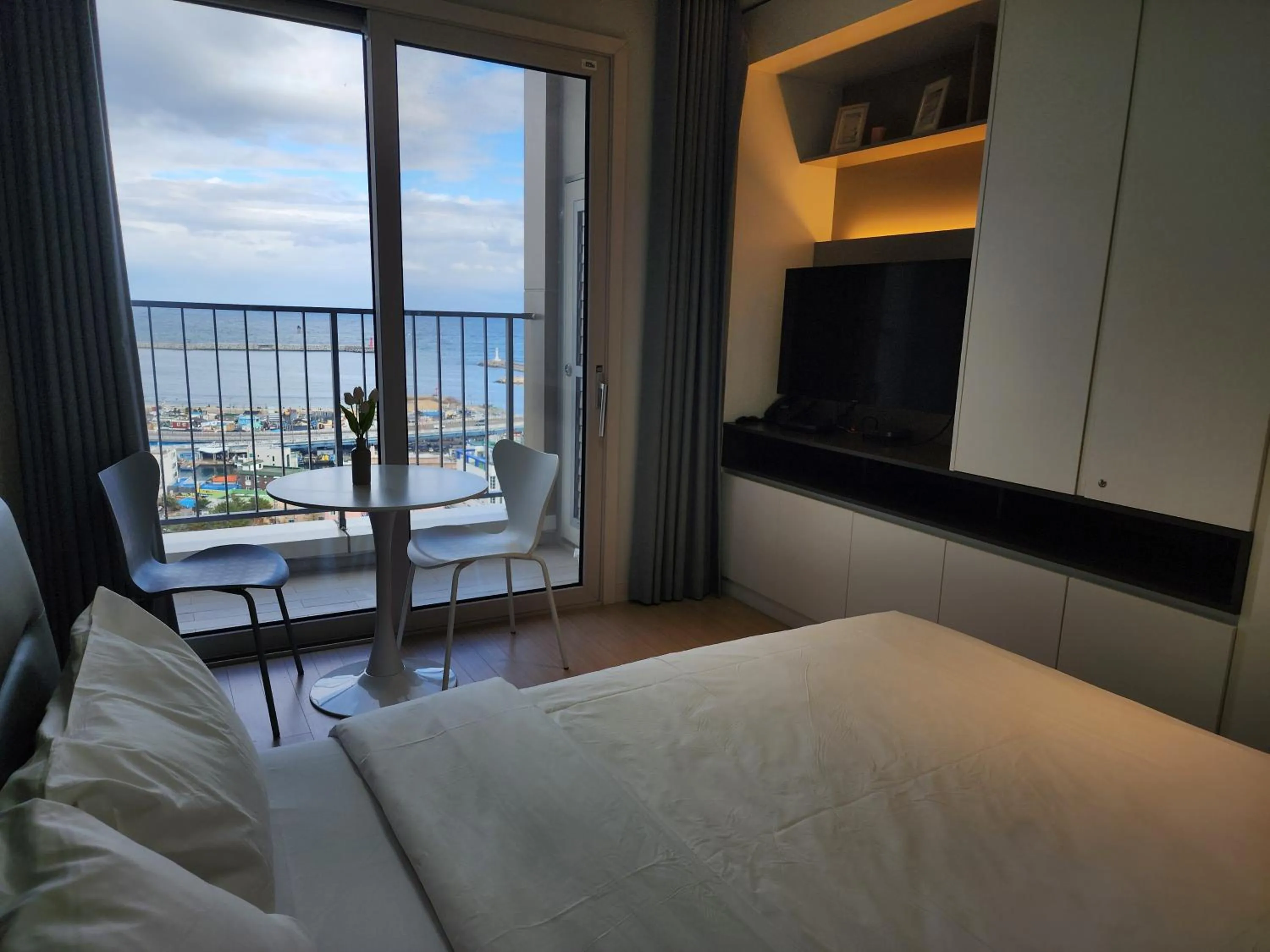 Bed in World State Hotel Sokcho