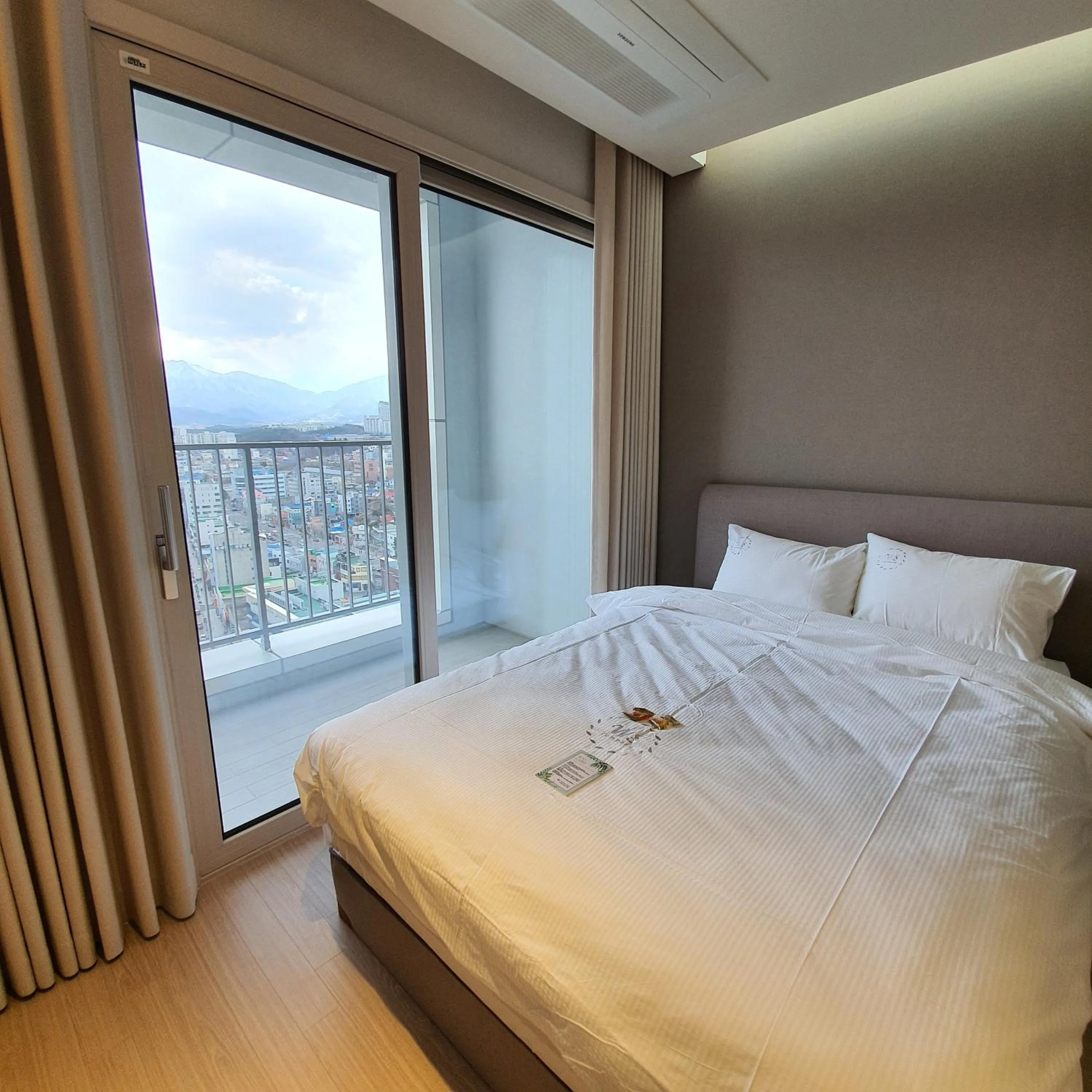 Bed in World State Hotel Sokcho