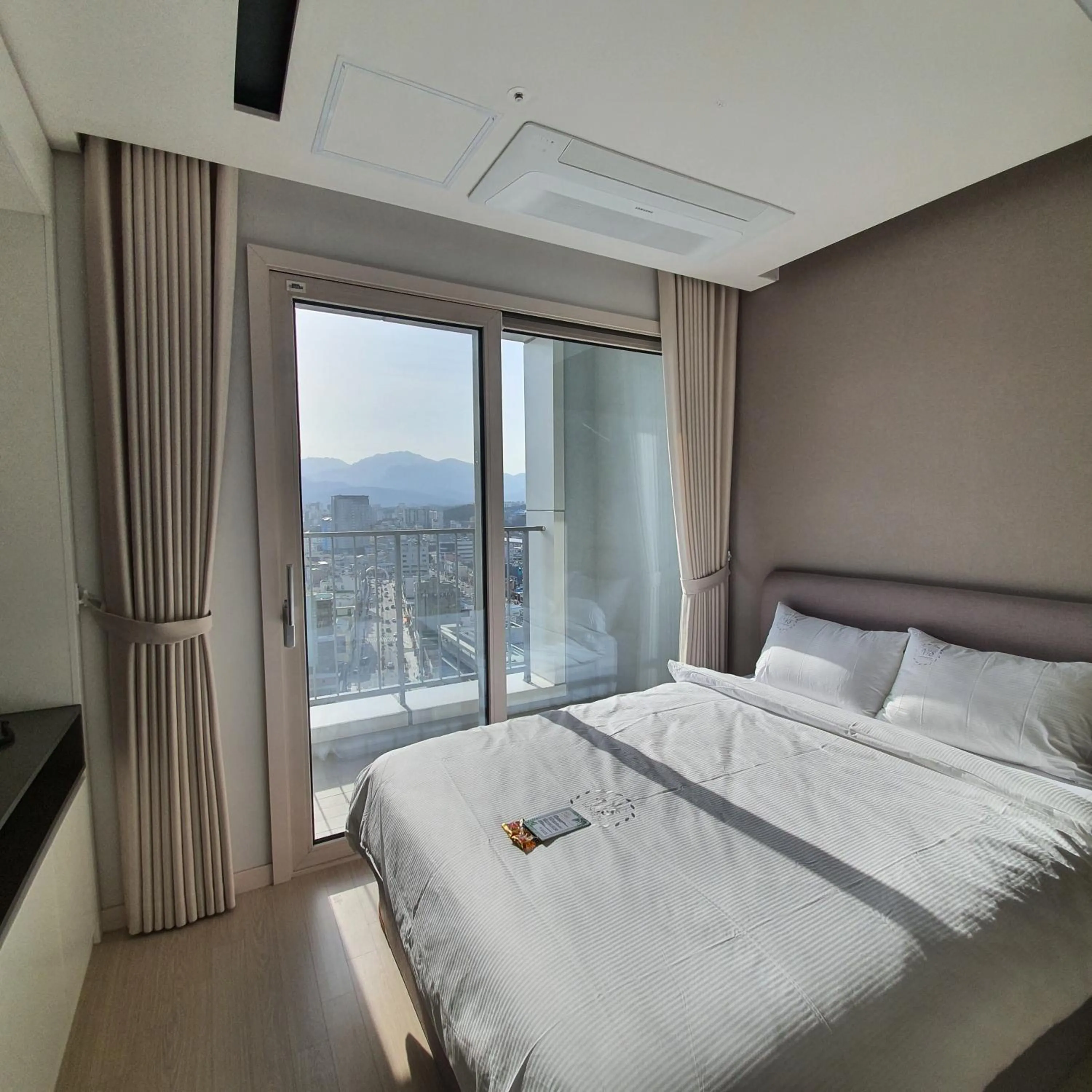 Bed in World State Hotel Sokcho