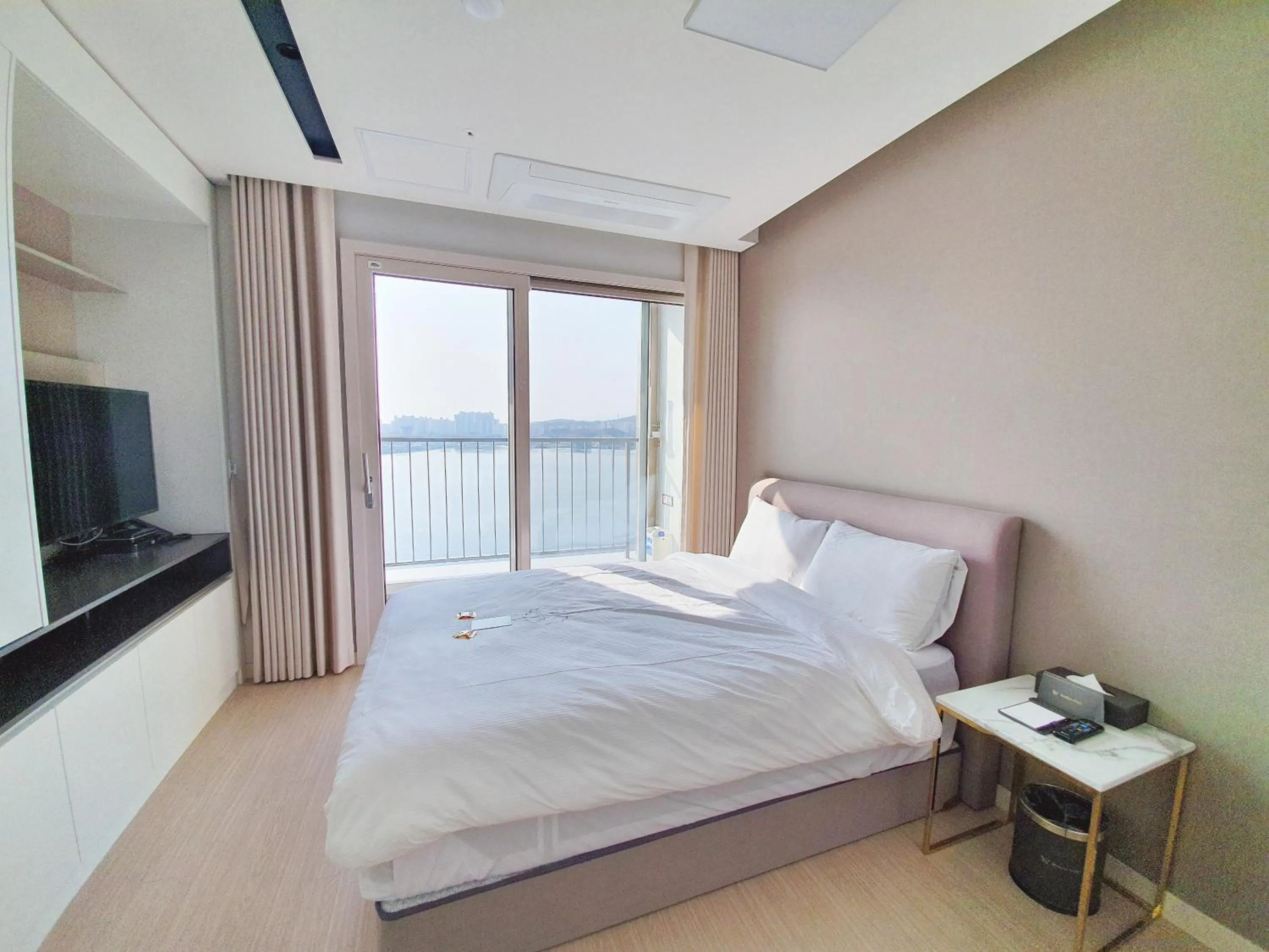 Bed in World State Hotel Sokcho