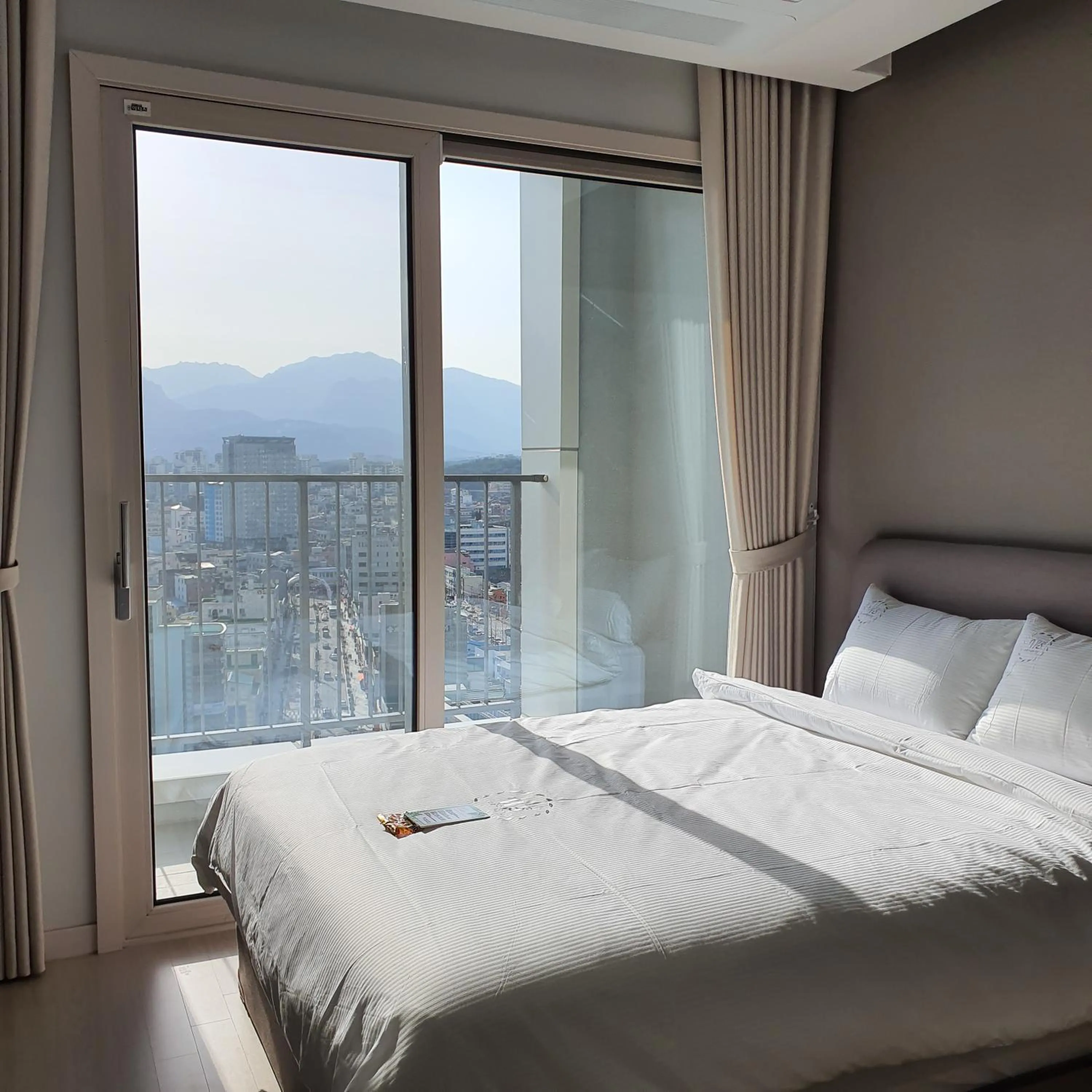 Bed in World State Hotel Sokcho