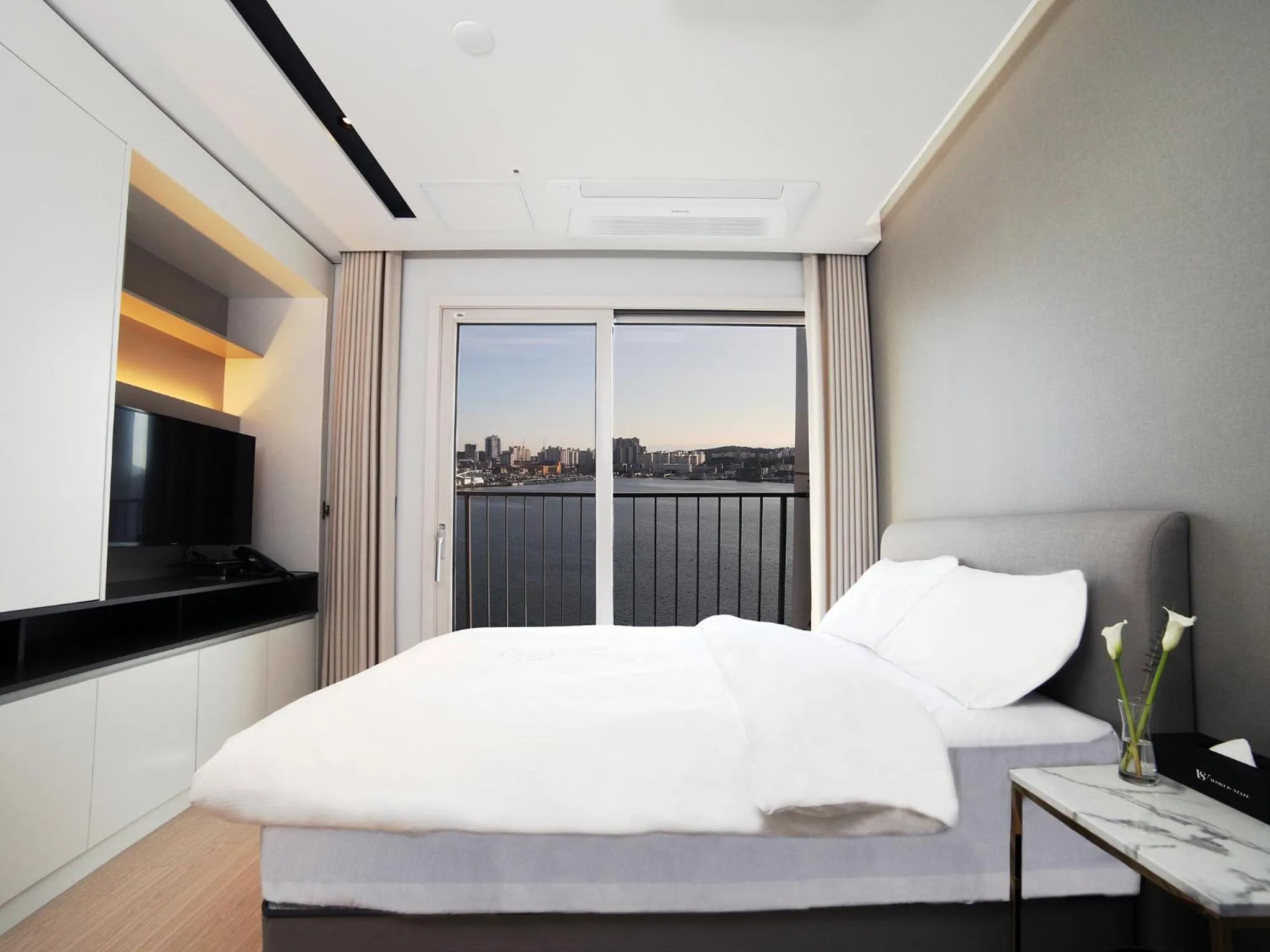 Bed in World State Hotel Sokcho