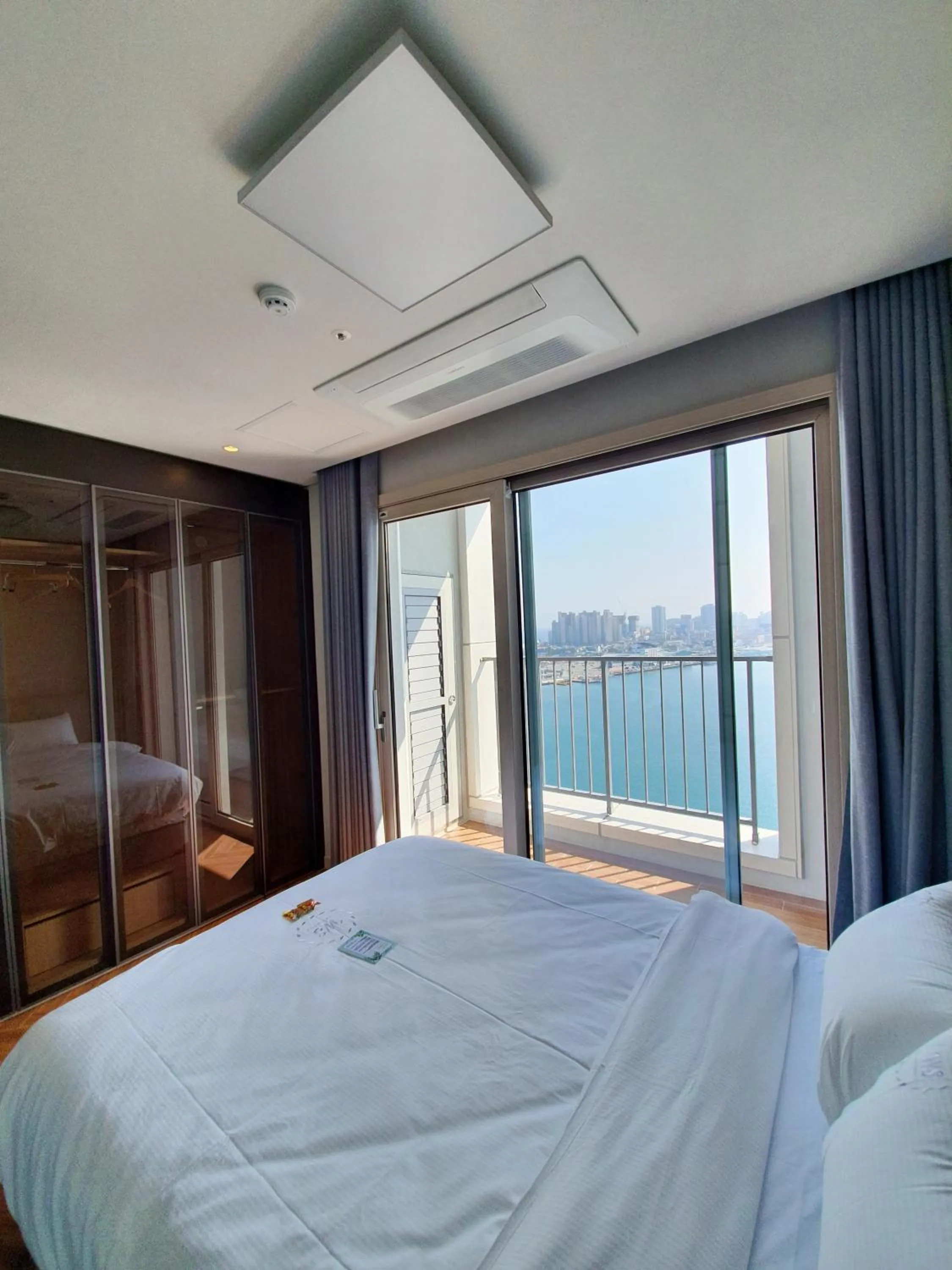 Bed in World State Hotel Sokcho