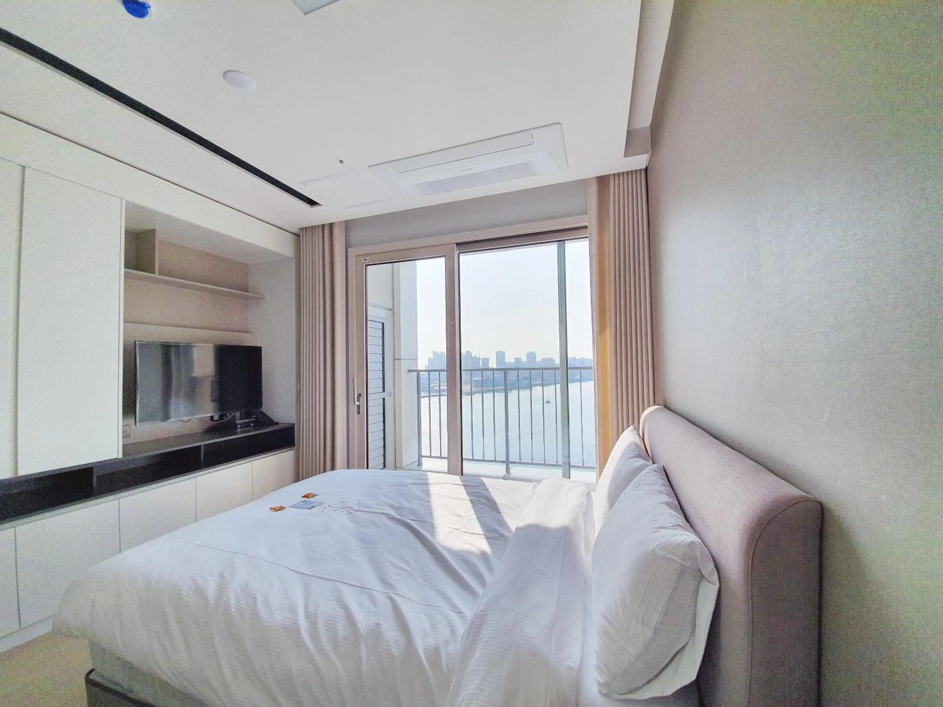 Bed in World State Hotel Sokcho