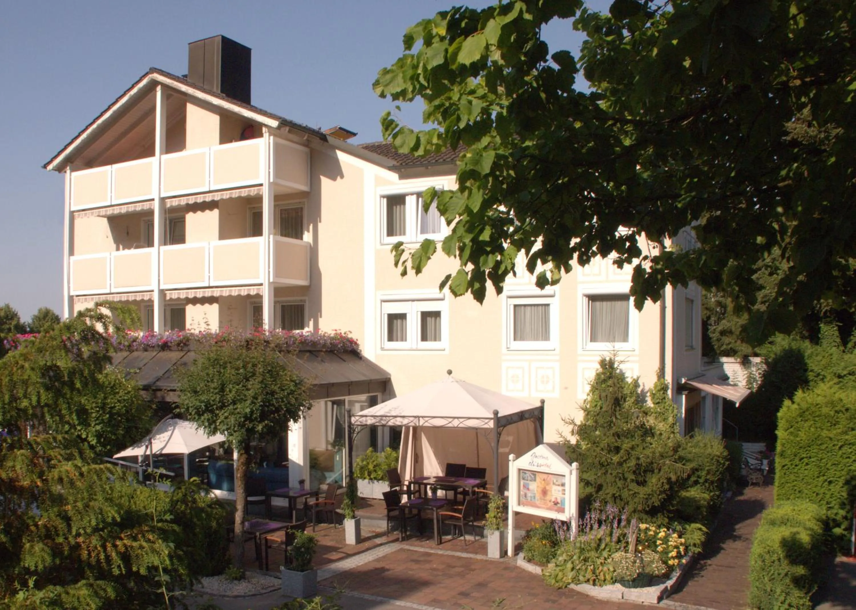 Facade/entrance in Best Breakfast - Hotel Justina