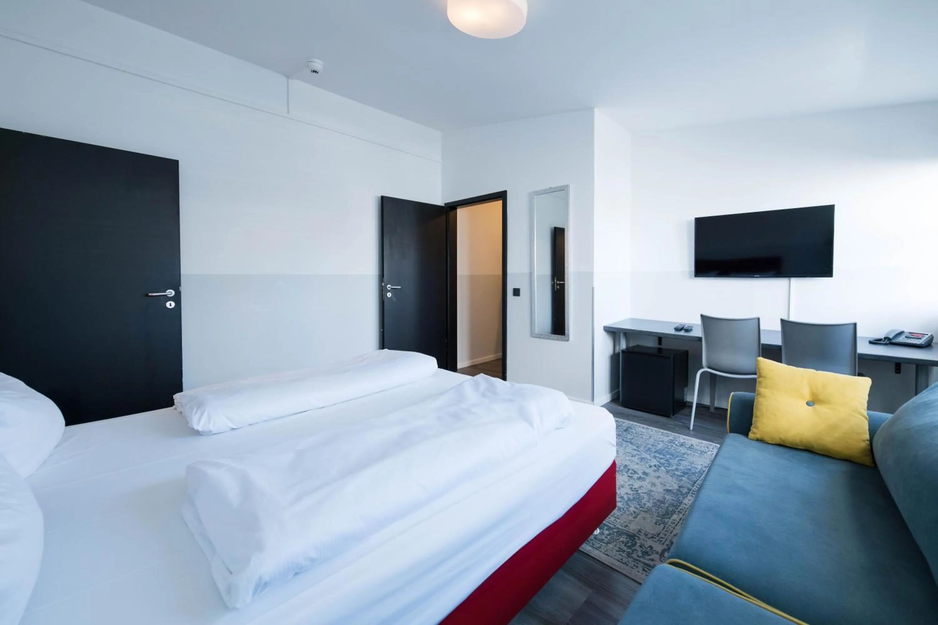 Living room, Bed in Hotel Topas Frankfurt City Centre