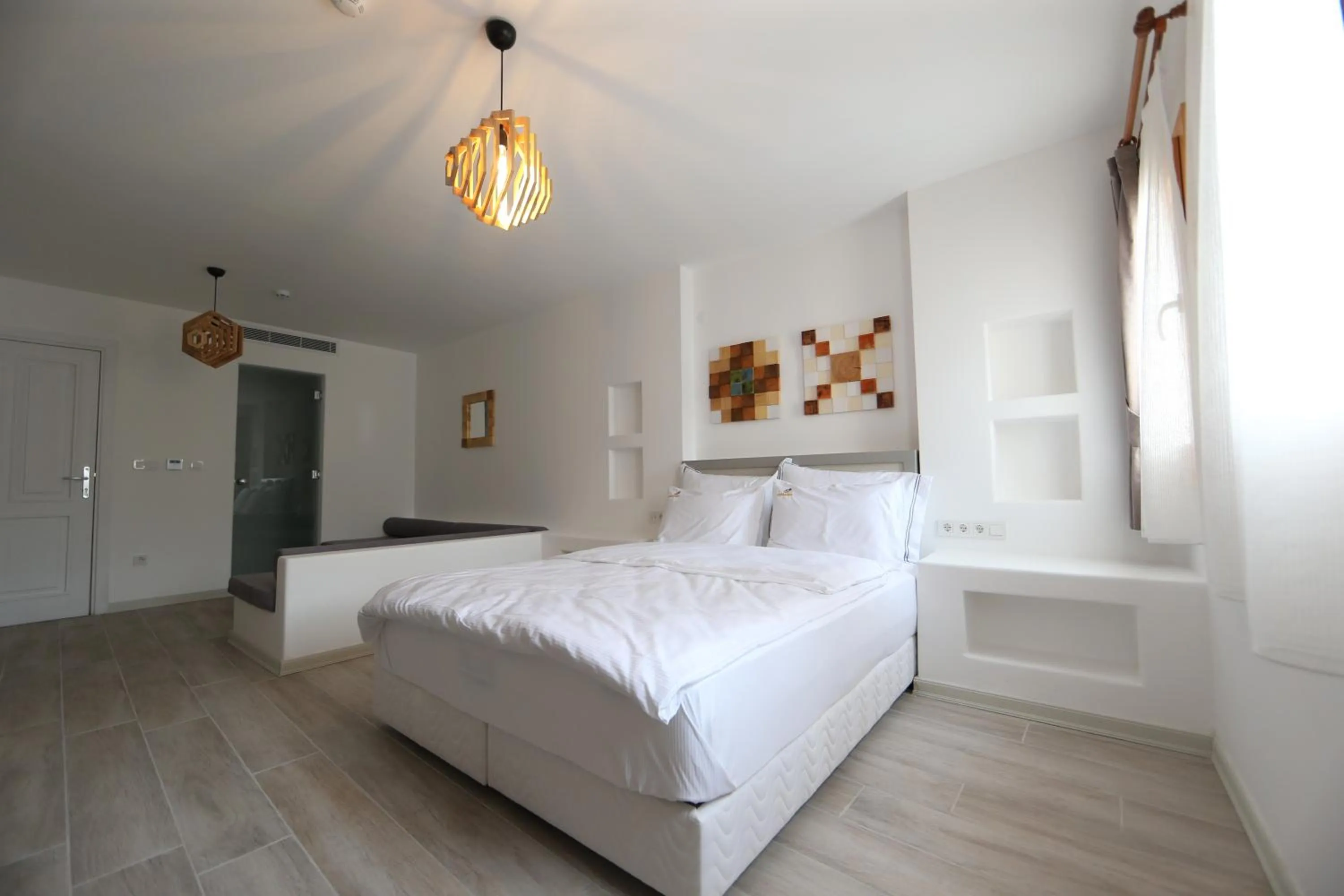 Photo of the whole room, Bed in White Orange