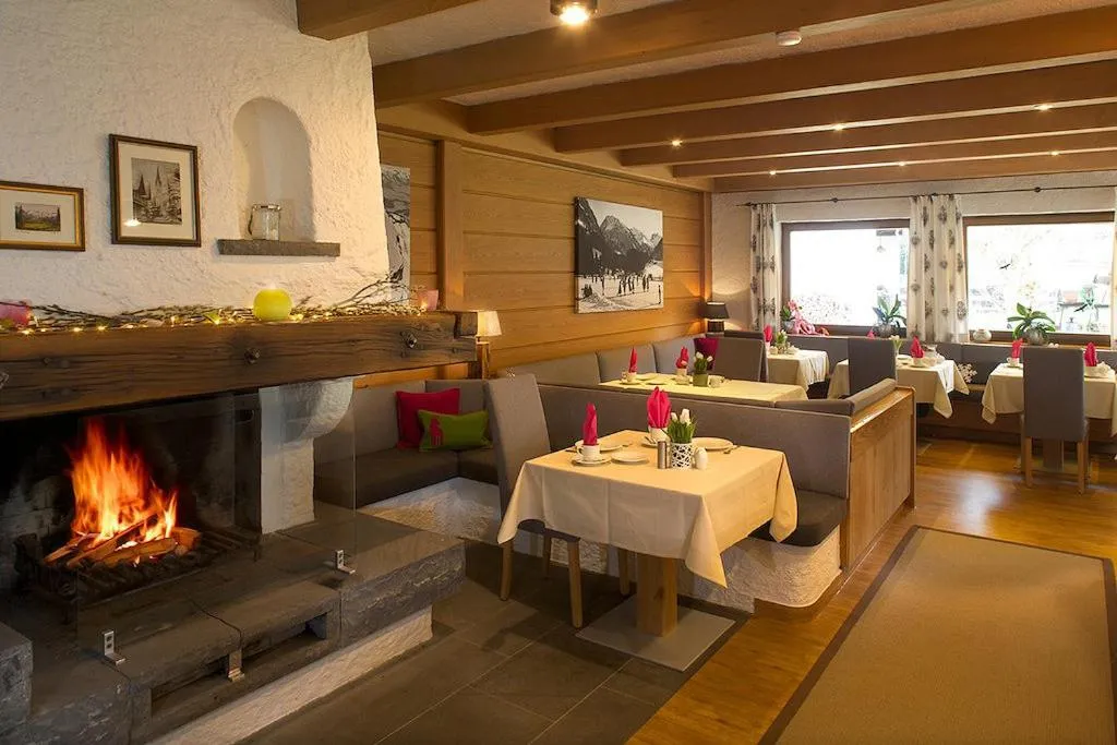 Restaurant/places to eat in Hotel Menning ***S