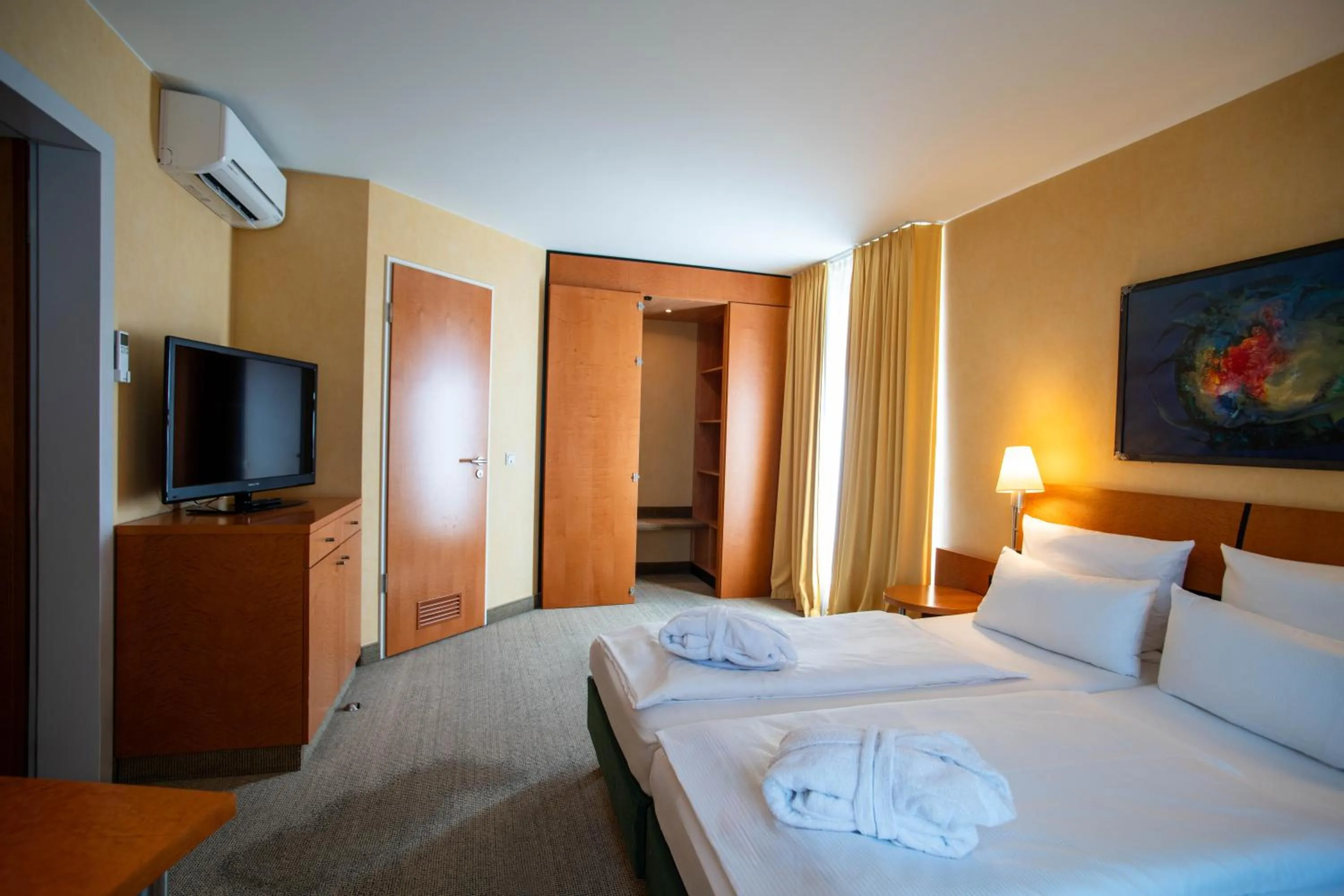 Bedroom, Bed in Best Western Premier Airporthotel Berlin