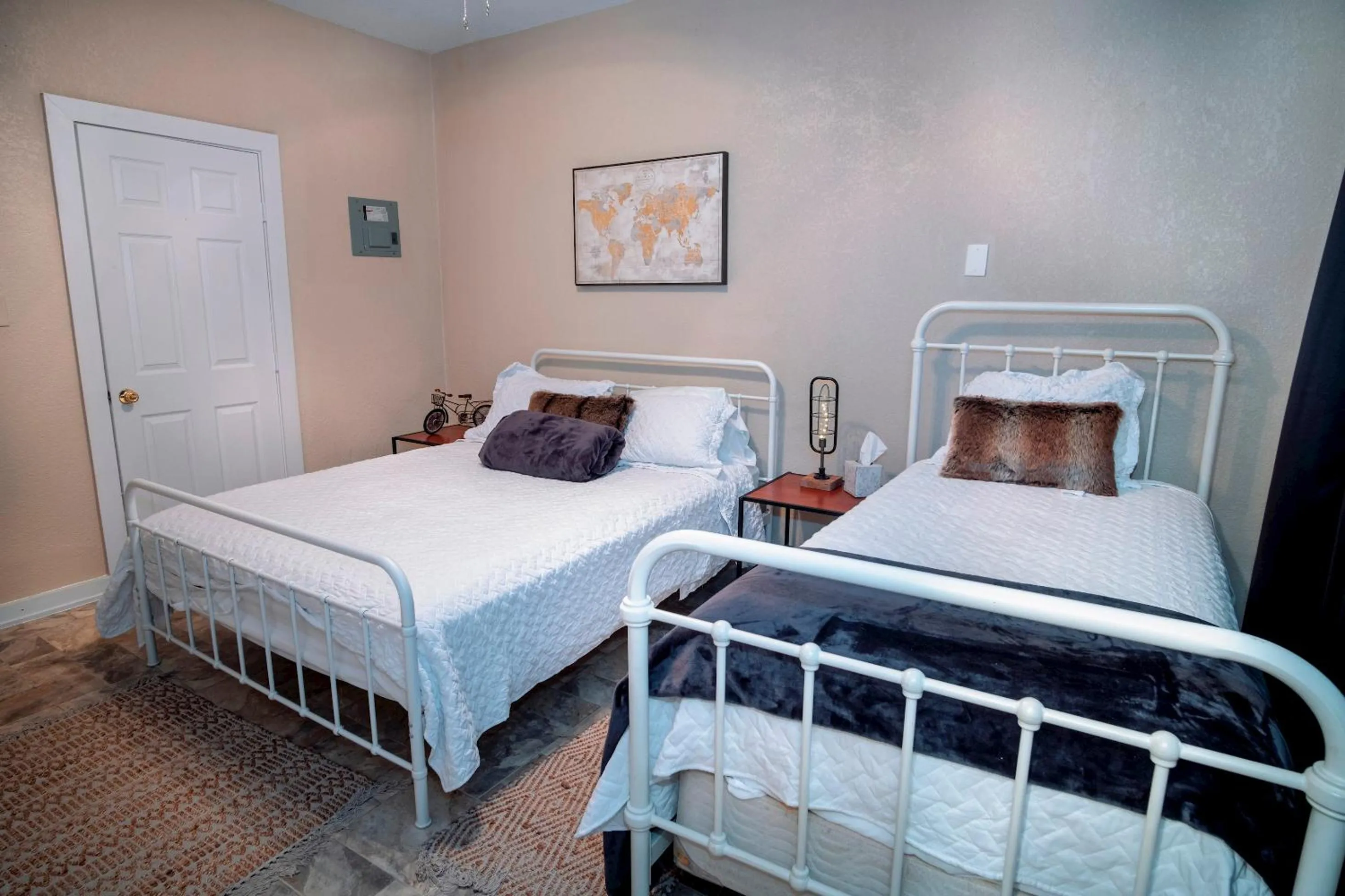 Bed in Cozy Downtown Guest House 2BR/1BA Sleeps 8