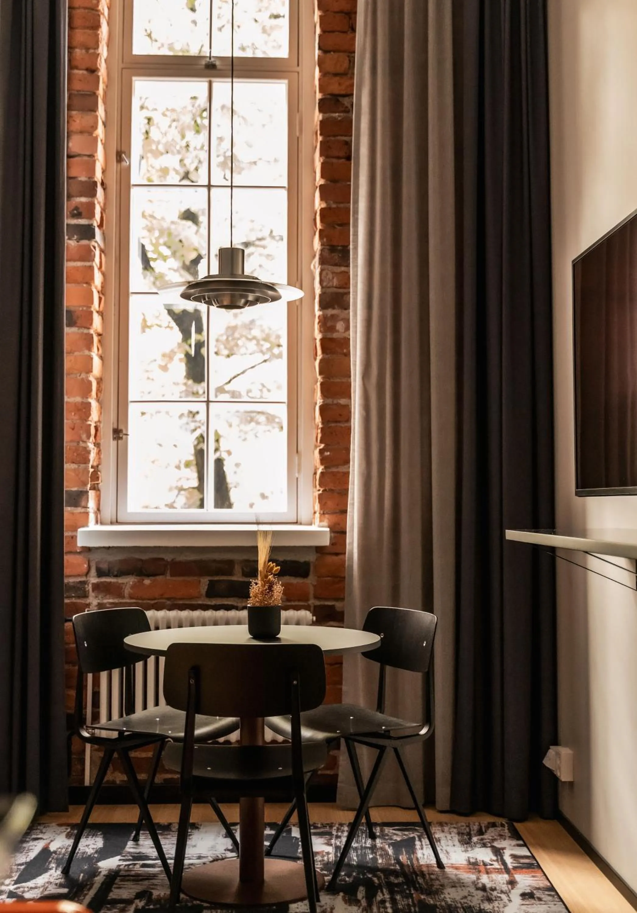 Dining area in The Folks Hotel Konepaja