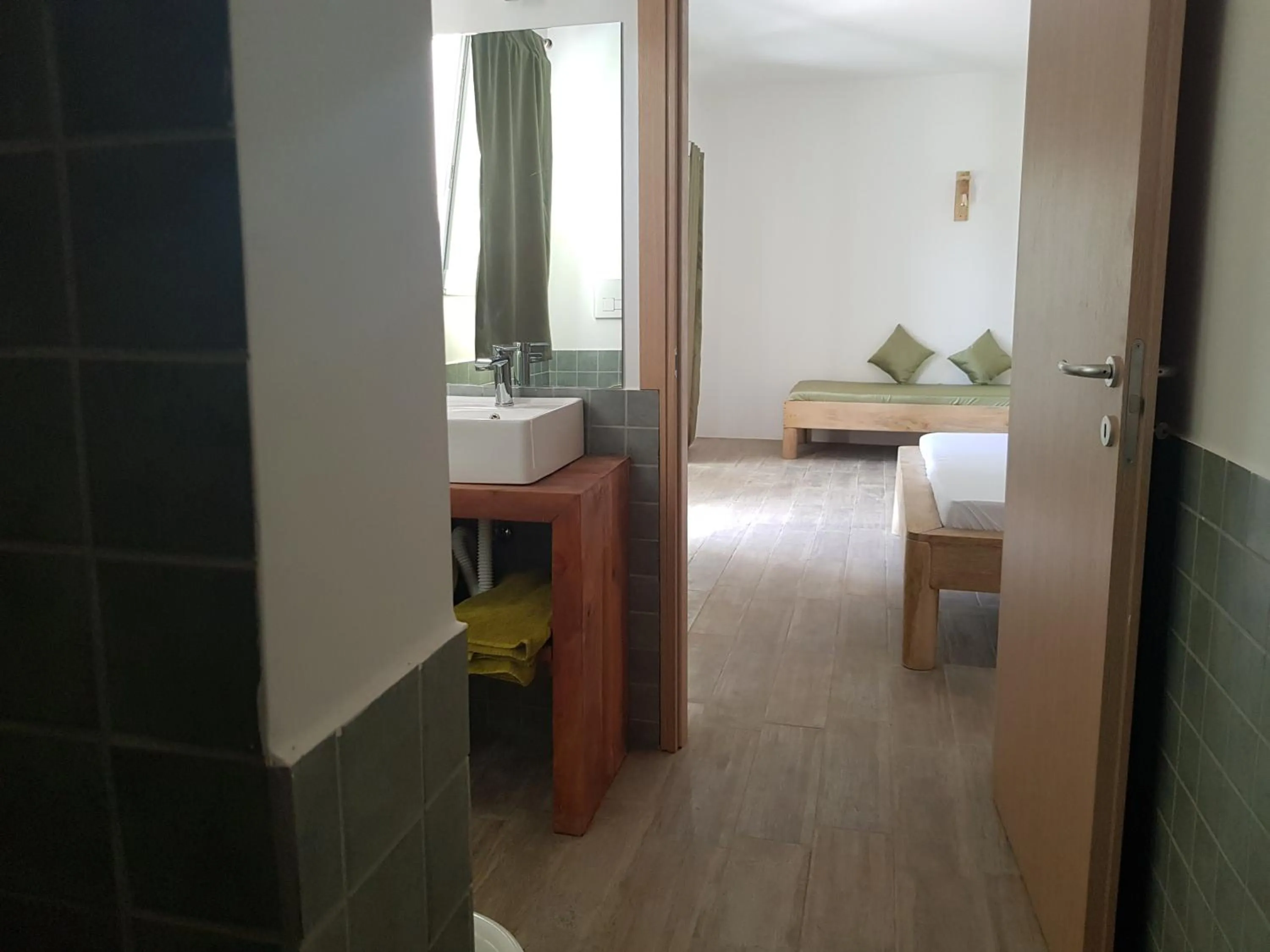 Bathroom, Bed in La Base Hotel